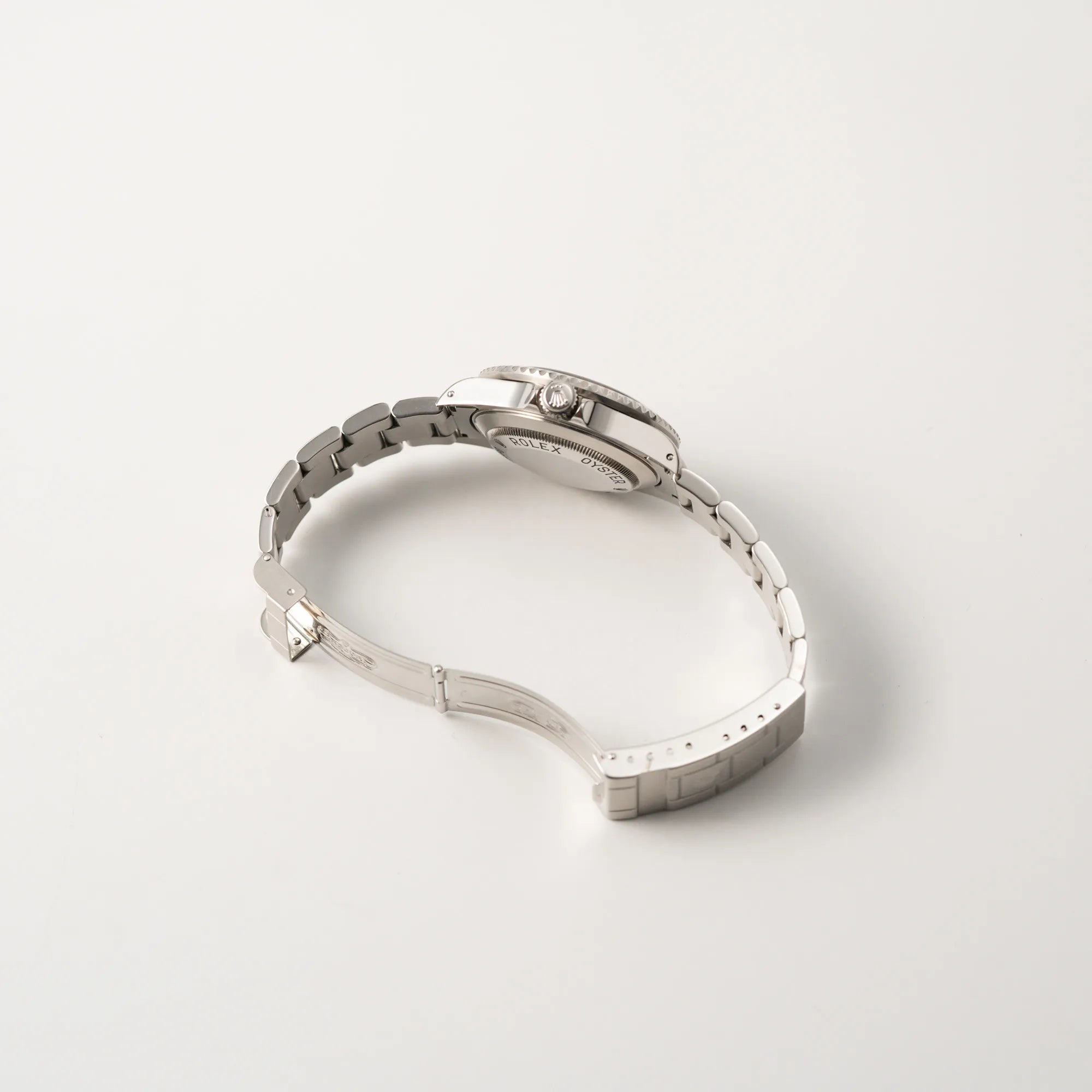 Geöffnete Oyster-Stahl-Faltschliesse der Rolex Sea-Dweller 4000 der Referenz 16600 mit der klassischen schwarzen Aluminium-Lünette aus Dezember 2002