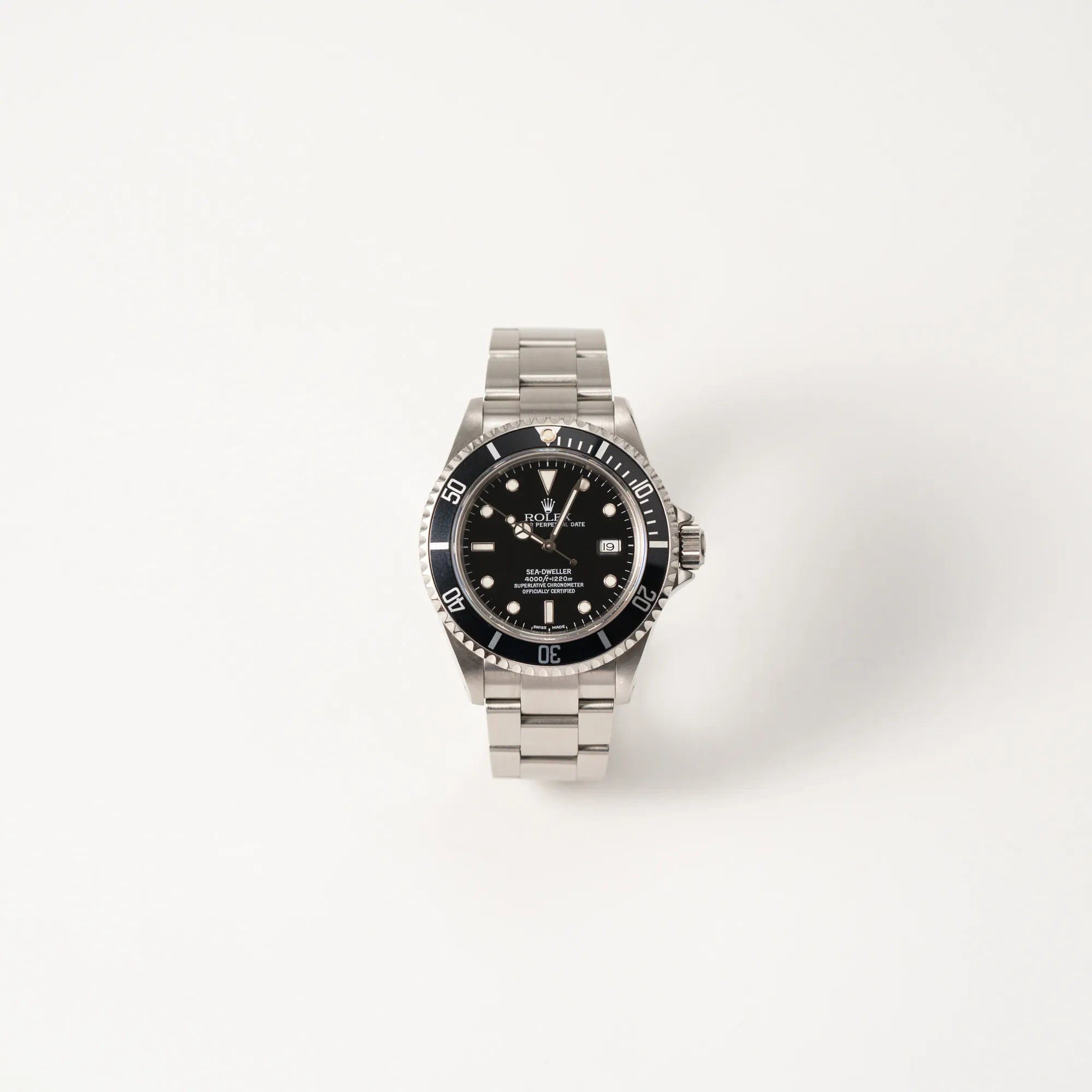Frontale Ansicht der Rolex Sea-Dweller 4000 der Referenz 16600 mit der klassischen schwarzen Aluminium-Lünette aus Dezember 2002