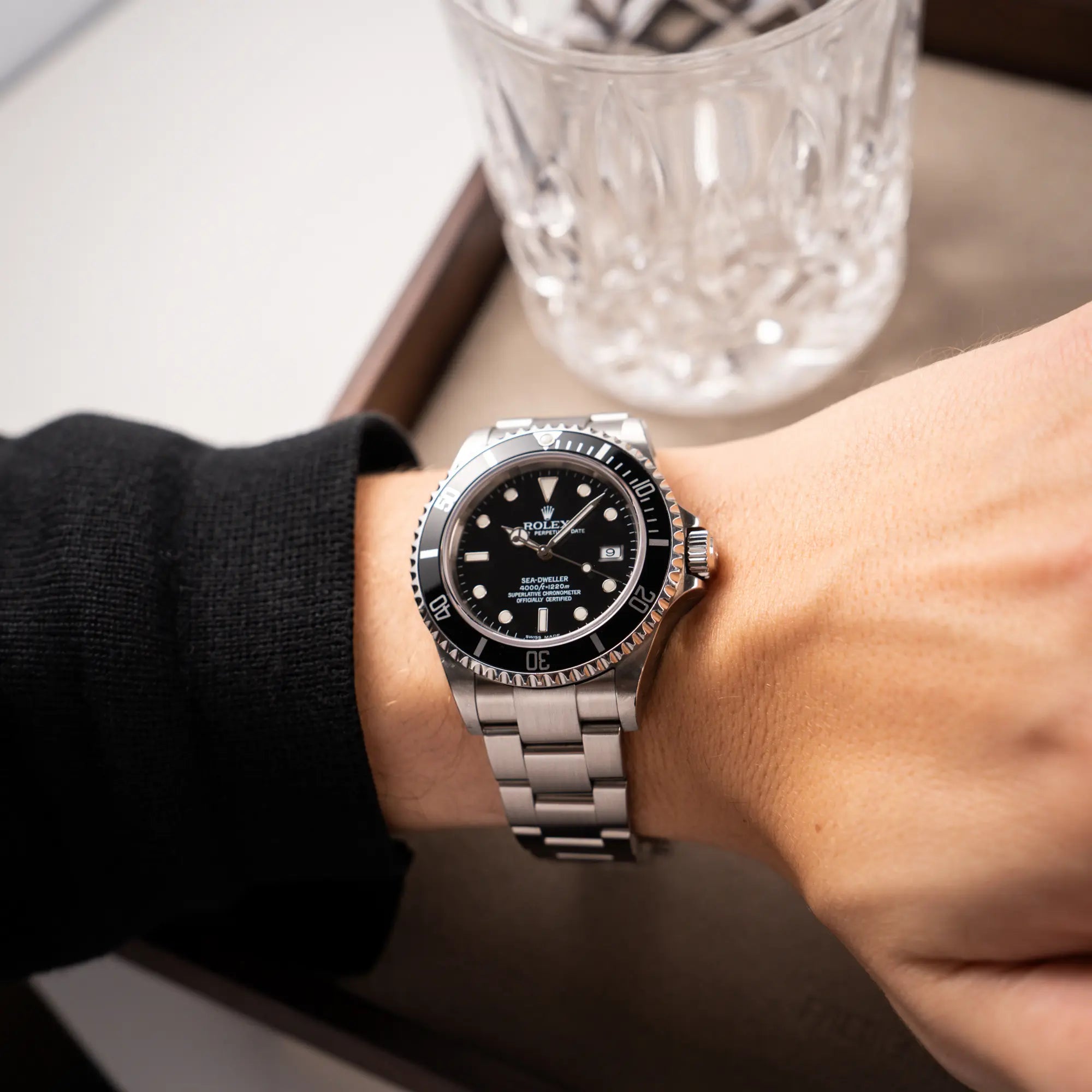Wristshot mit der Rolex Sea-Dweller 4000 in schwarz der Referenz 16600 mit typischen kleinem Datumsfenster an einem Männerhandgelenk