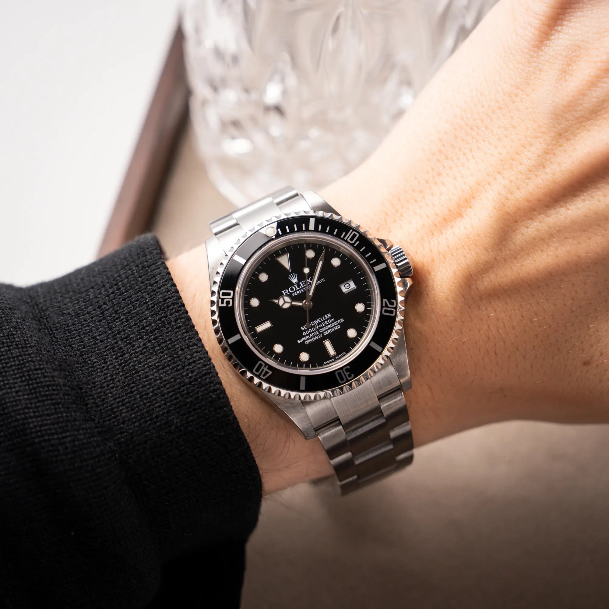 Mann mit 17,5cm Handgelenk trägt die Rolex Sea-Dweller 4000 in schwarz der Referenz 16600 mit typischen kleinem Datumsfenster an seinem Handgelenk