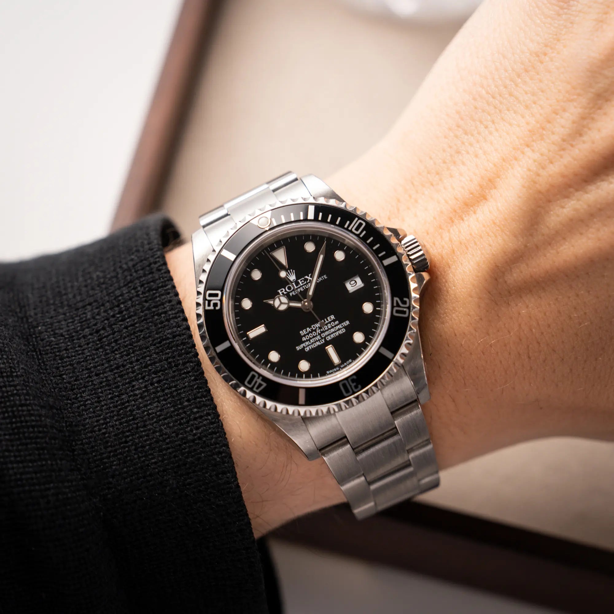 Wristshot mit der Rolex Sea-Dweller 4000 in schwarz der Referenz 16600 mit typischen kleinem Datumsfenster
