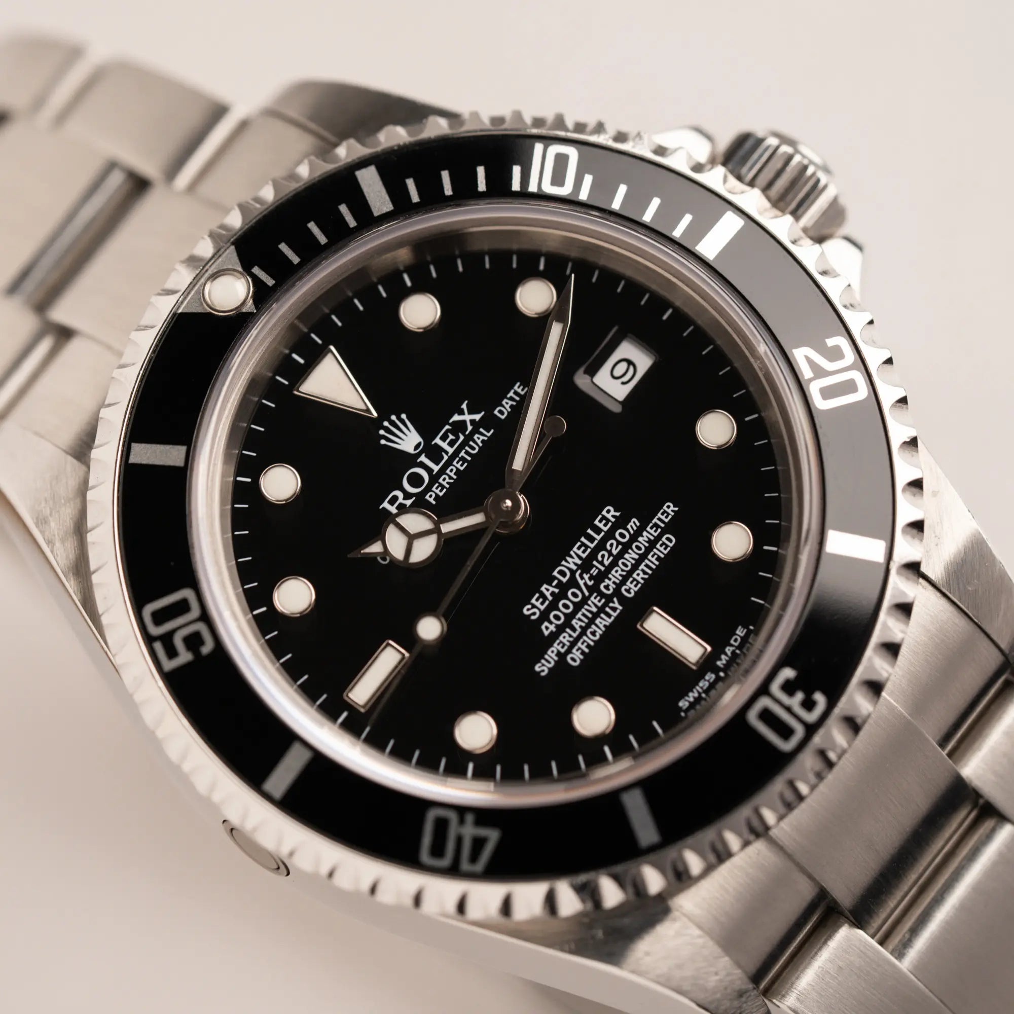 Detailaufnahme der Rolex Sea-Dweller 4000 in schwarz der Referenz 16600 mit typischen kleinem Datumsfenster