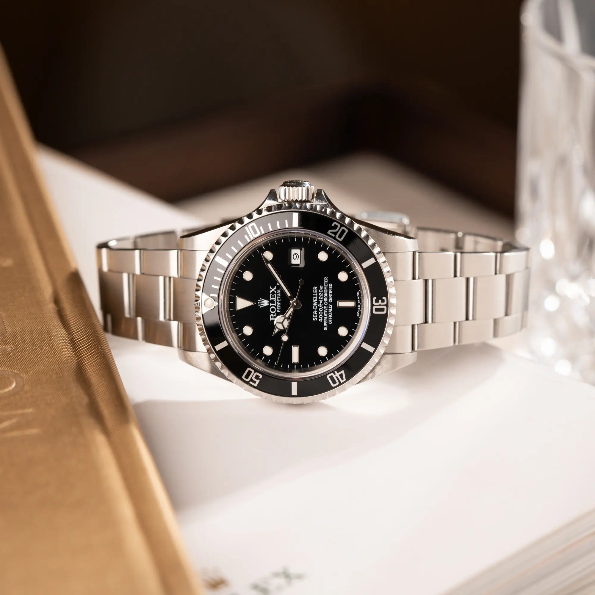 Titelbild der Rolex Sea-Dweller 4000 in schwarz der Referenz 16600 mit typischen kleinem Datumsfenster