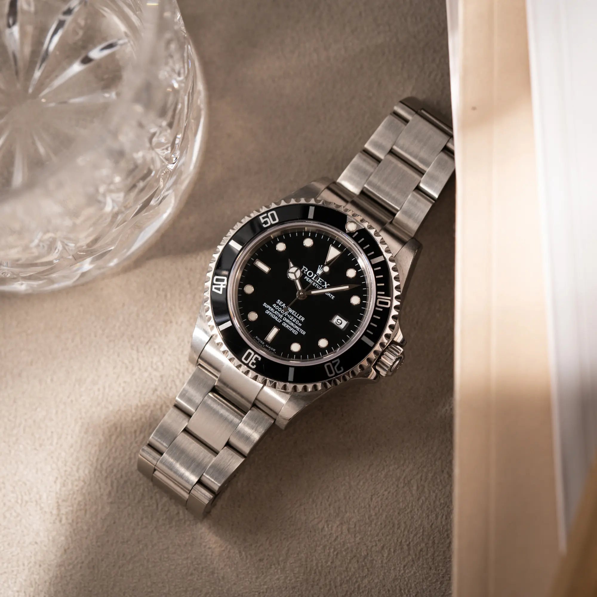 Produktfotografie der Rolex Sea-Dweller 4000 in schwarz der Referenz 16600 mit typischen kleinem Datumsfenster aus der Vogelperspektive