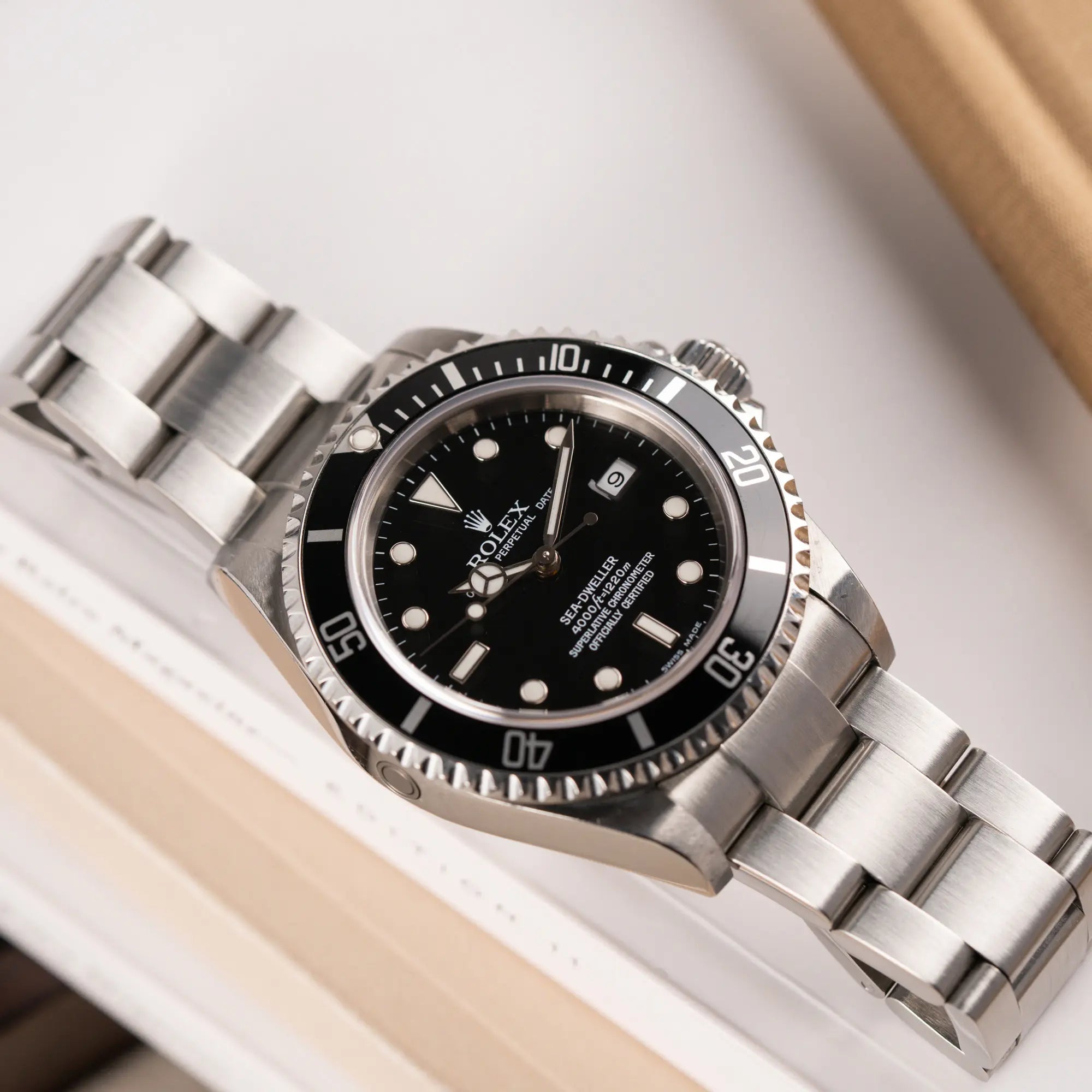 Fotografie der Rolex Sea-Dweller 4000 in schwarz der Referenz 16600 mit typischen kleinem Datumsfenster zeigt den Zustand der Uhr und des zugehörigen Armbands