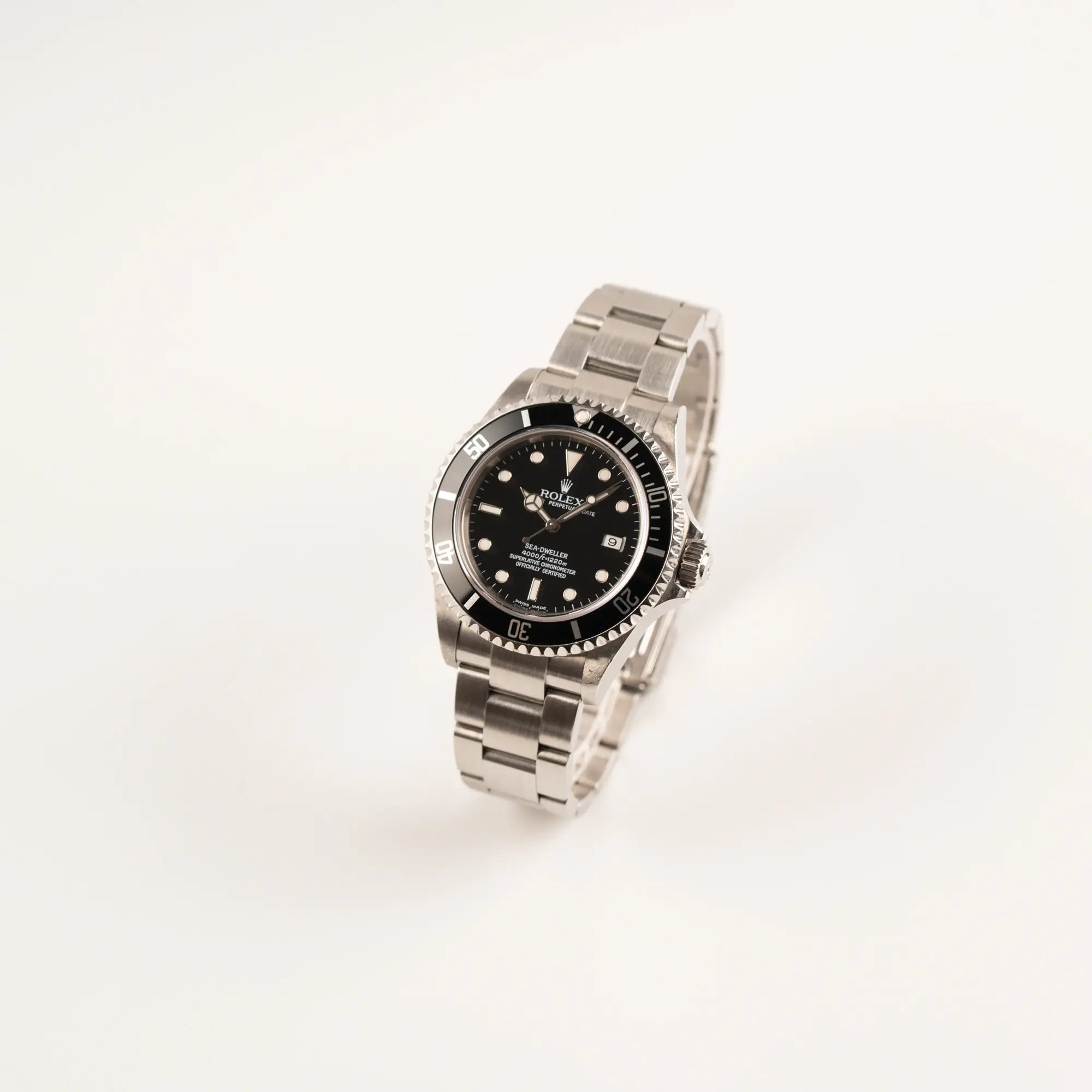 Leicht schräge Ansicht der Rolex Sea-Dweller 4000 in schwarz der Referenz 16600 mit typischen kleinem Datumsfenster