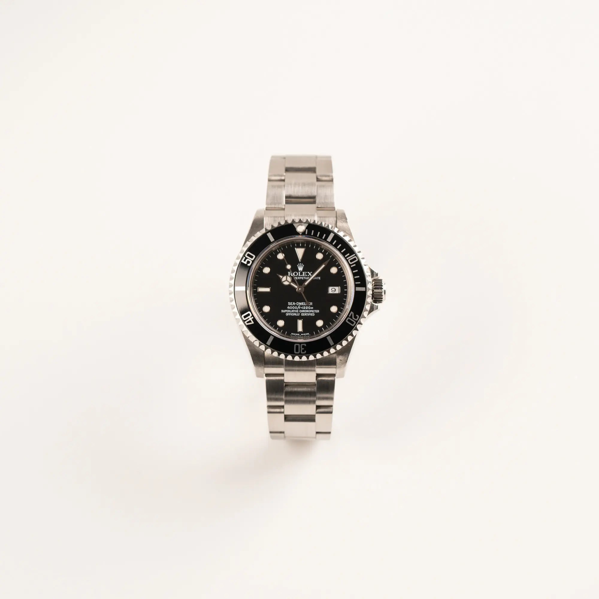 Frontale Ansicht der Rolex Sea-Dweller 4000 in schwarz der Referenz 16600 mit typischen kleinem Datumsfenster