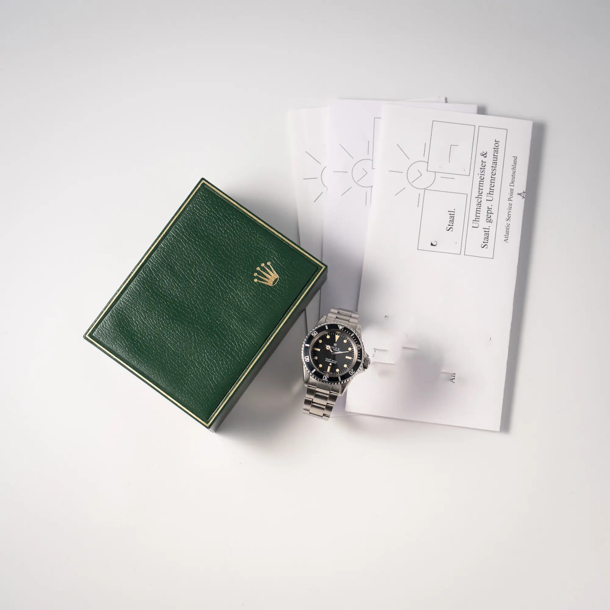 Lieferumfang zu der Rolex Submariner No Date MKII mit Serif Zifferblatt der Referenz 5513 aus 1970 mit gleichmäßiger Patina, bestehnd aus Box und 3 Servicebelegen