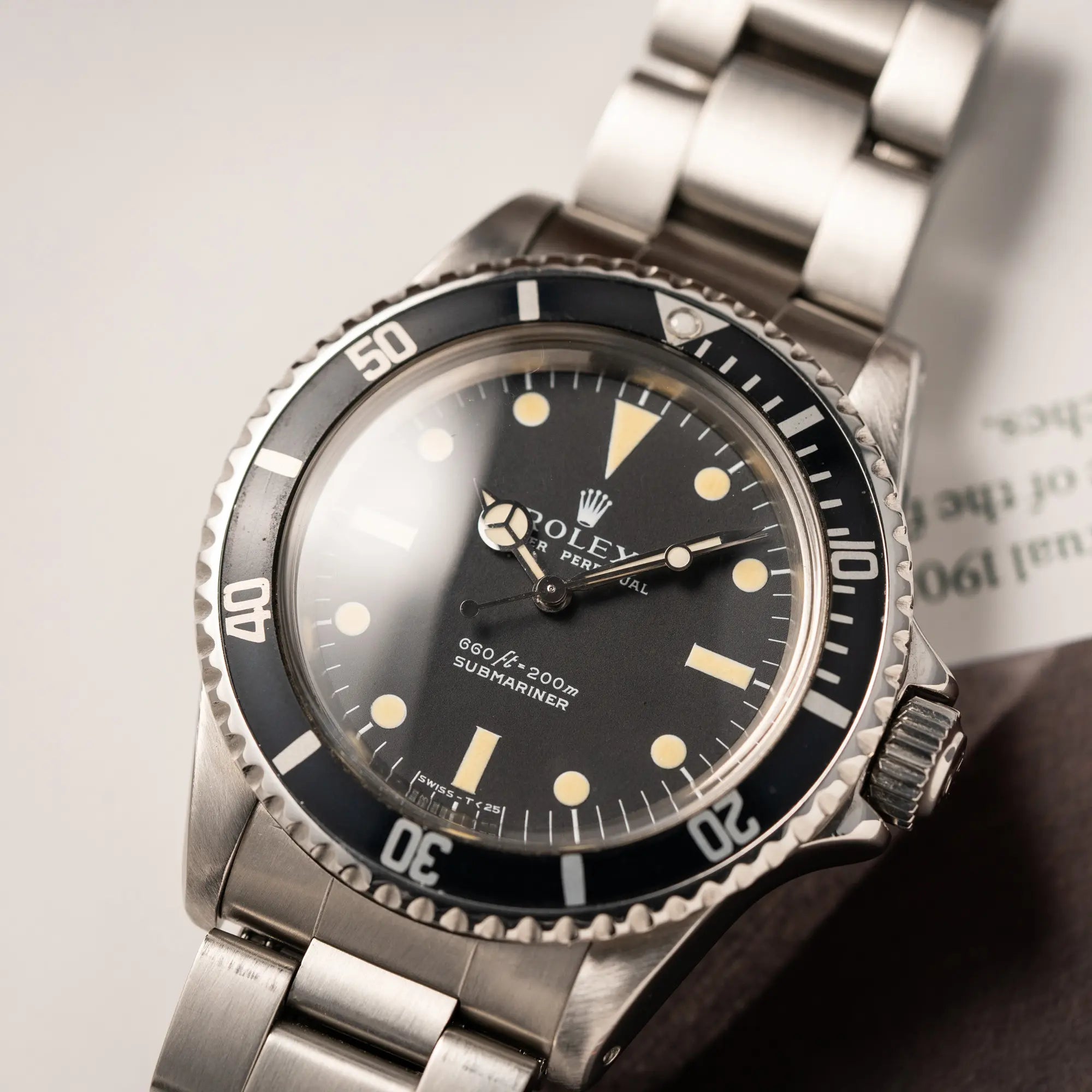 Detailaufnahme der Rolex Submariner No Date MKII mit Serif Zifferblatt der Referenz 5513 aus 1970 mit gleichmäßiger Patina