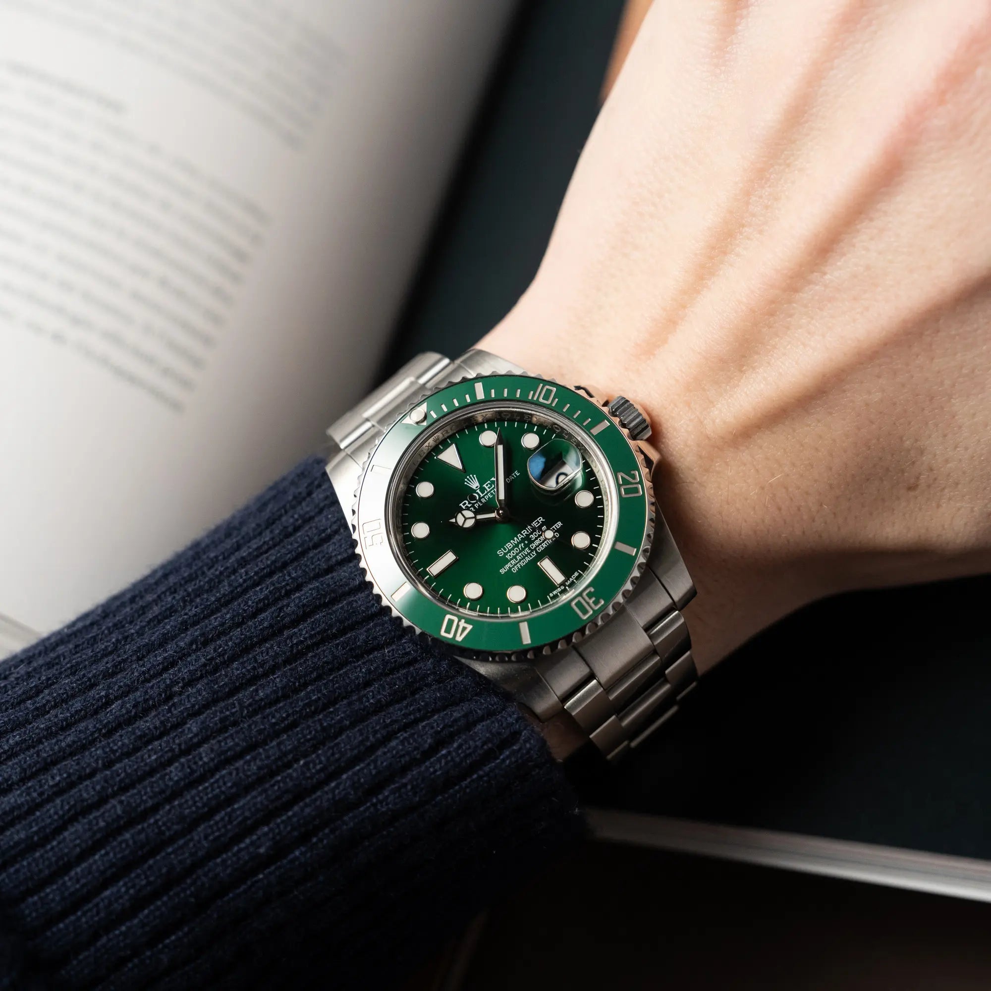 Mann trägt die Rolex Submariner Date "Hulk" mit der ikonischen grünen Zifferblatt-Lünetten Kombination an seinem Handgelenk