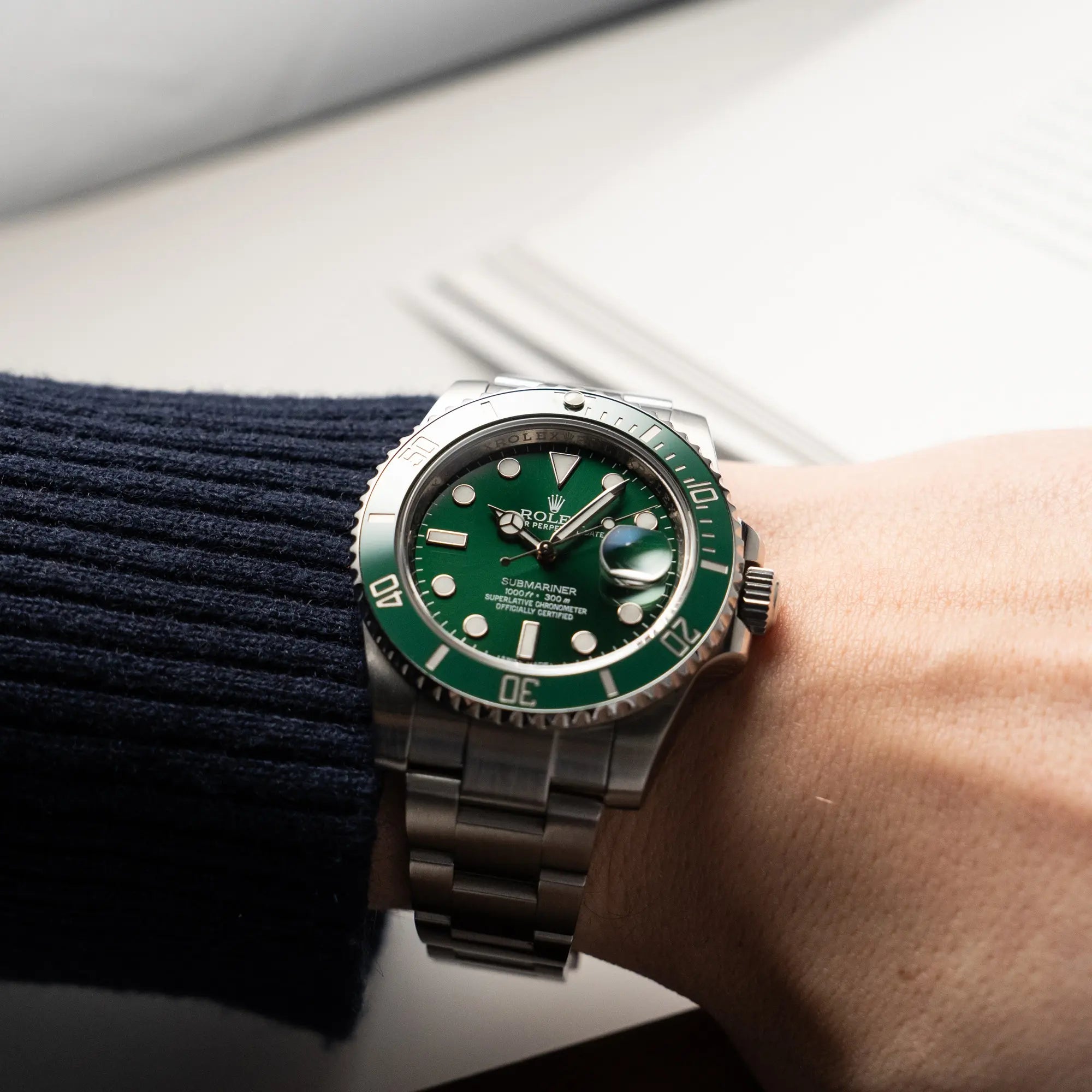 Wristshot mit der der Rolex Submariner Date "Hulk" mit der ikonischen grünen Zifferblatt-Lünetten Kombination