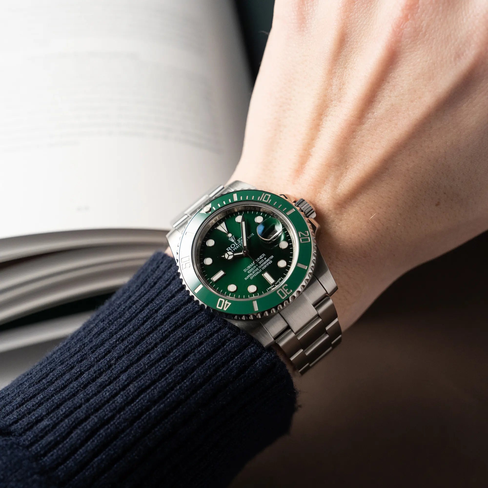 Wristshot mit der Rolex Submariner Date "Hulk" mit der ikonischen grünen Zifferblatt-Lünetten Kombination an seinem Handgelenk