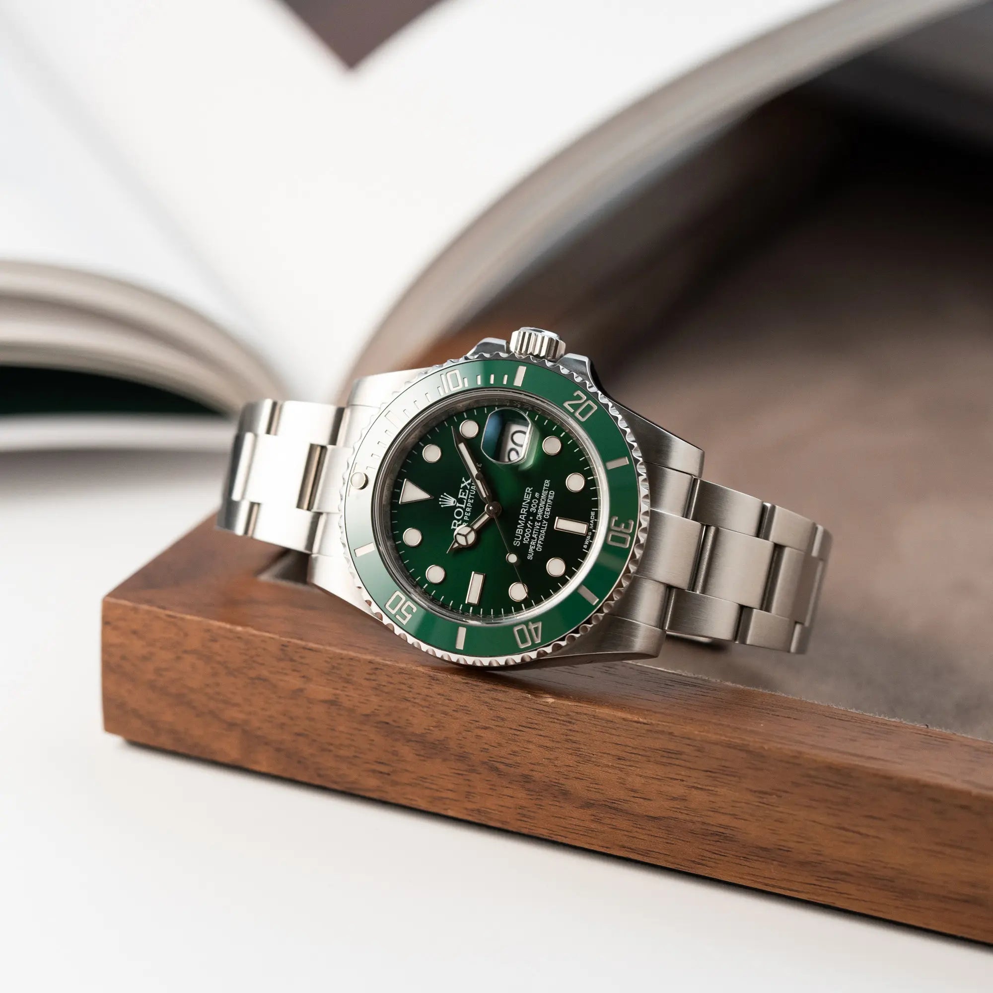 Produktfotografie der Rolex Submariner Date "Hulk" mit der ikonischen grünen Zifferblatt-Lünetten Kombination