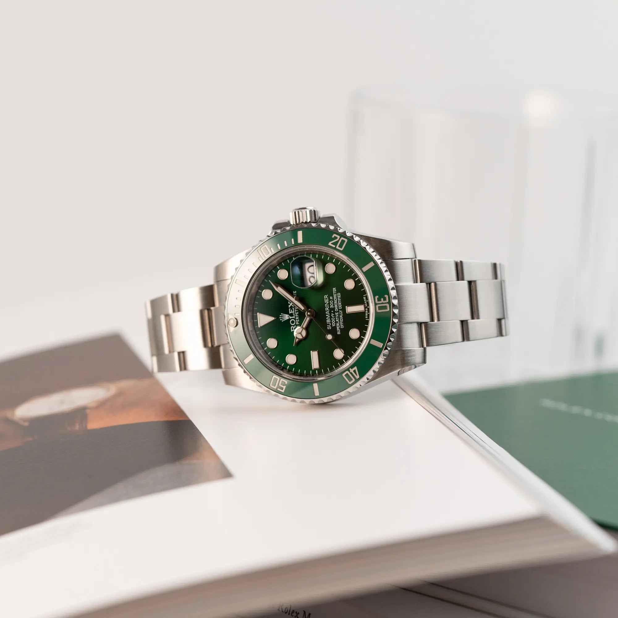 Produktfotografie der Rolex Submariner Date "Hulk" mit der ikonischen grünen Zifferblatt-Lünetten Kombination