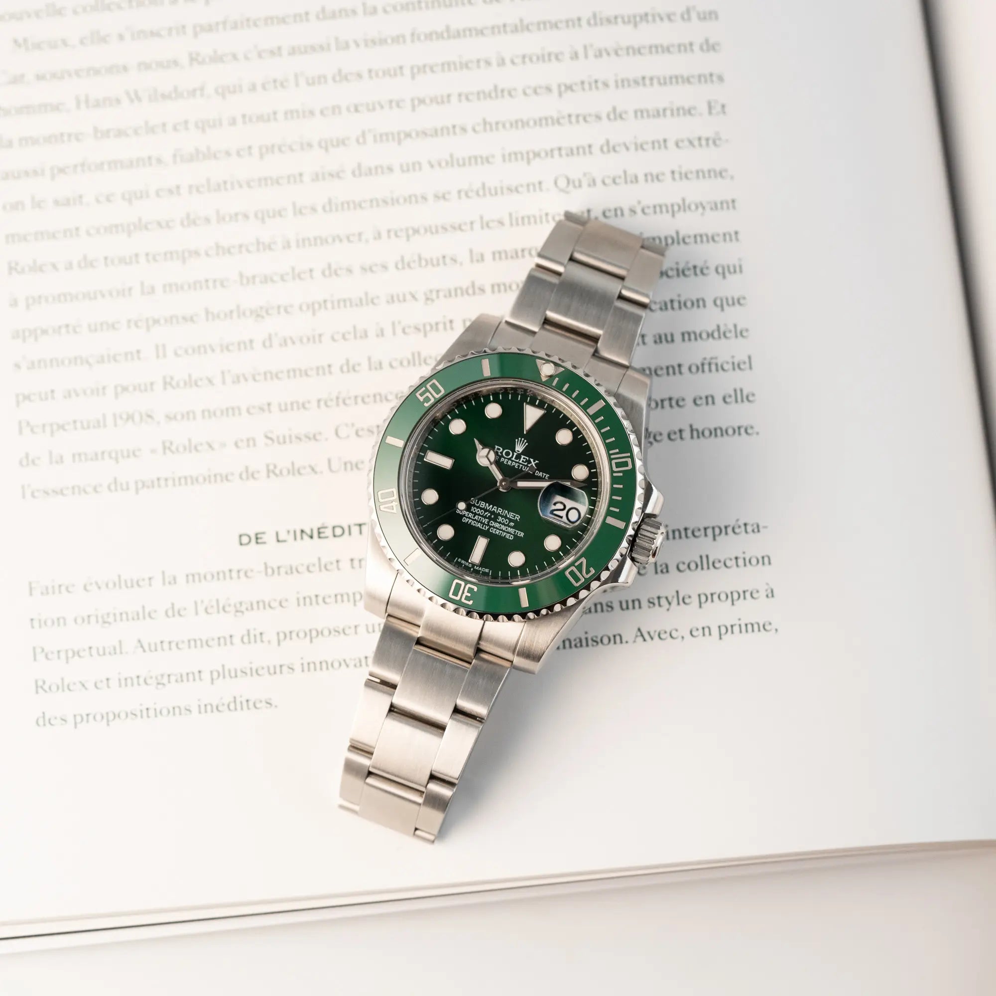 Produktfotografie der Rolex Submariner Date "Hulk" mit der ikonischen grünen Zifferblatt-Lünetten Kombination
