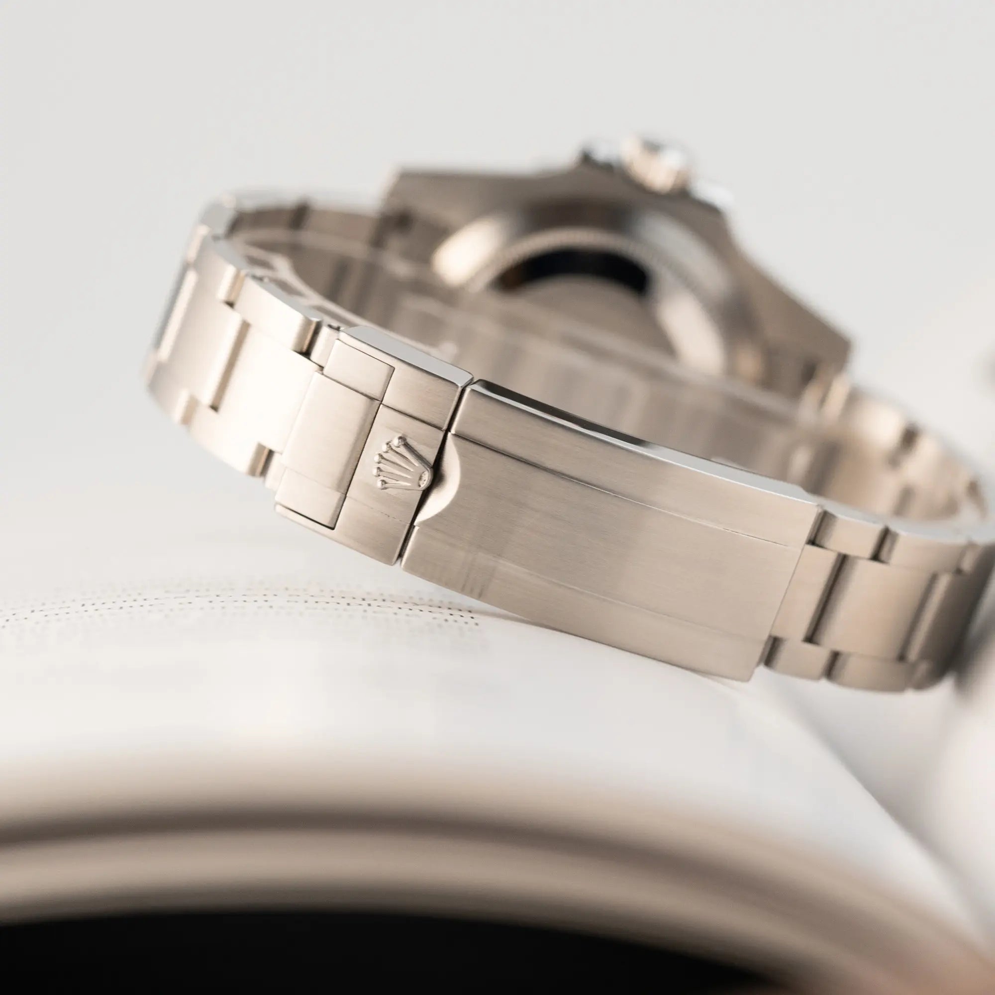 Detailaufnahme der Rolex Submariner Date "Hulk" mit der ikonischen grünen Zifferblatt-Lünetten Kombination mit Fokus auf der Oyster-Faltschliesse