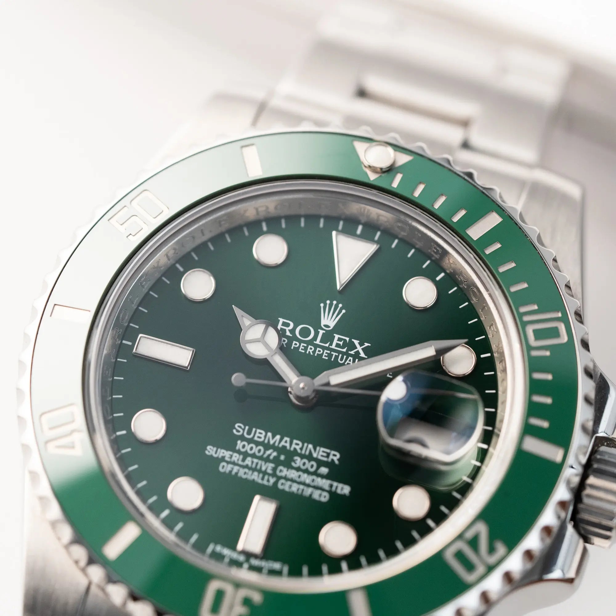 Detailaufnahme der Rolex Submariner Date "Hulk" mit der ikonischen grünen Zifferblatt-Lünetten Kombination
