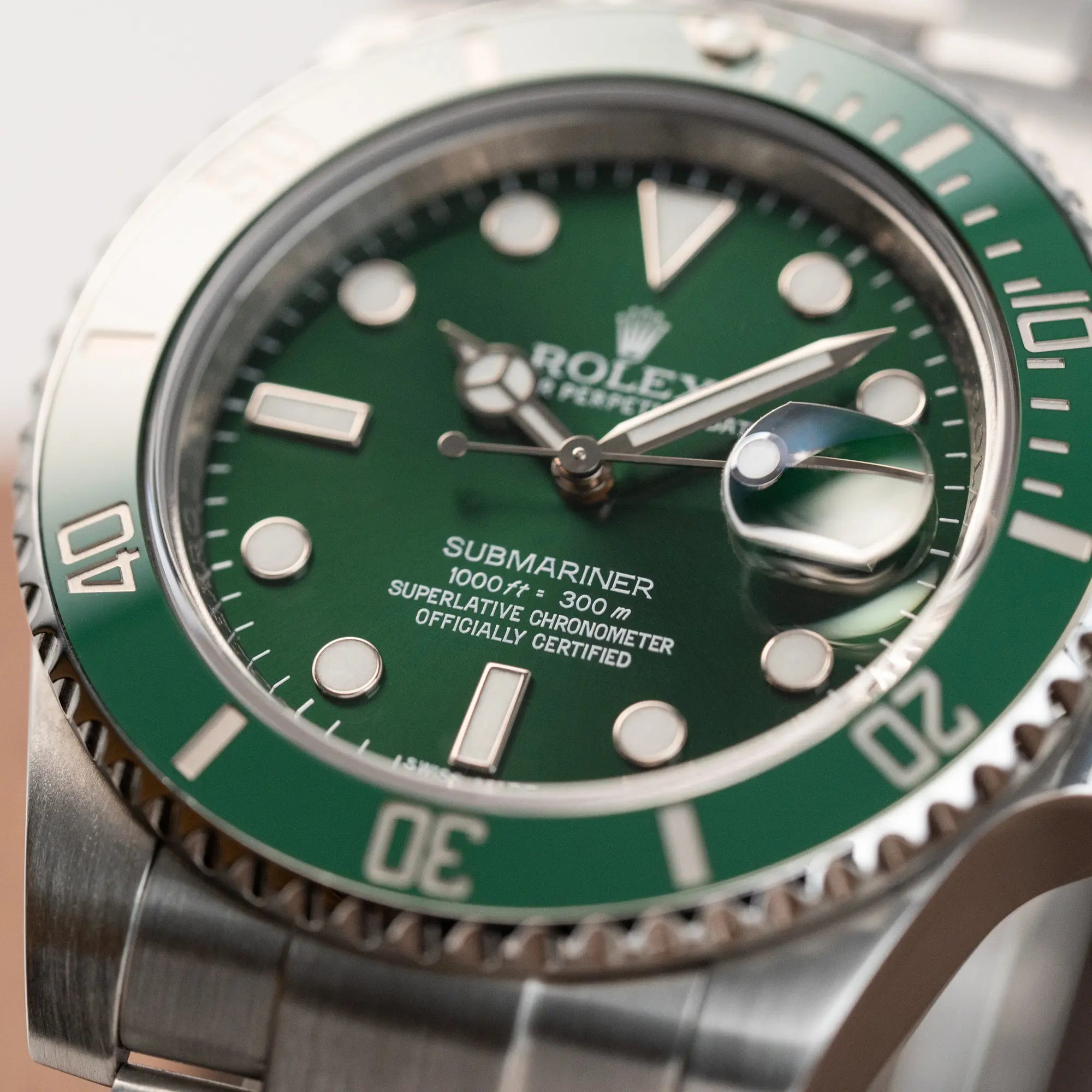 Detailaufnahme der Rolex Submariner Date "Hulk" mit der ikonischen grünen Zifferblatt-Lünetten Kombination