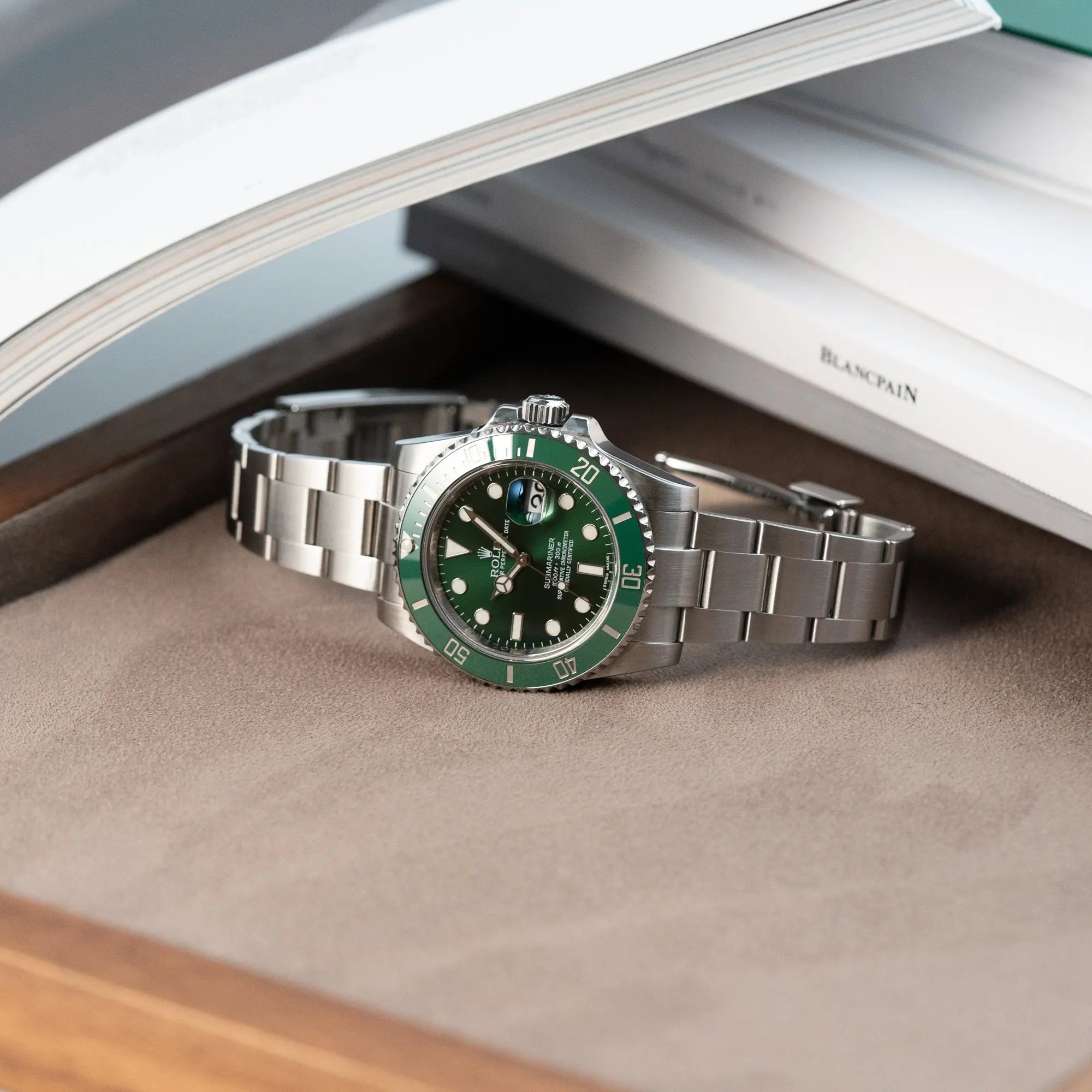 Produktfotografie der Rolex Submariner Date "Hulk" mit der ikonischen grünen Zifferblatt-Lünetten Kombination