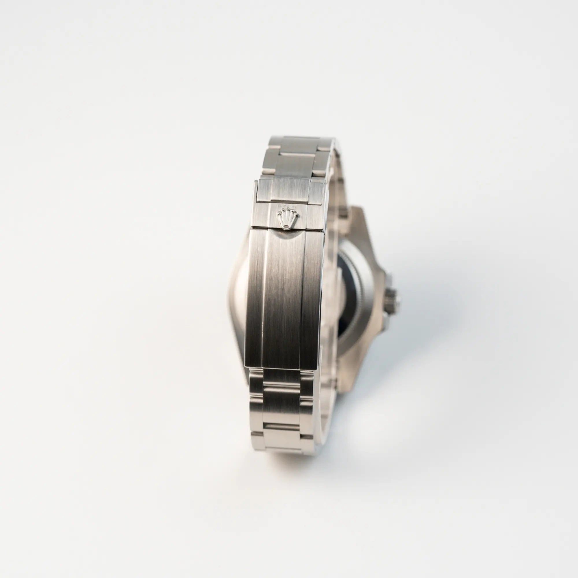 Blick auf das Band und die Oster-Schliesse der der Rolex Submariner Date "Hulk" mit der ikonischen grünen Zifferblatt-Lünetten Kombination