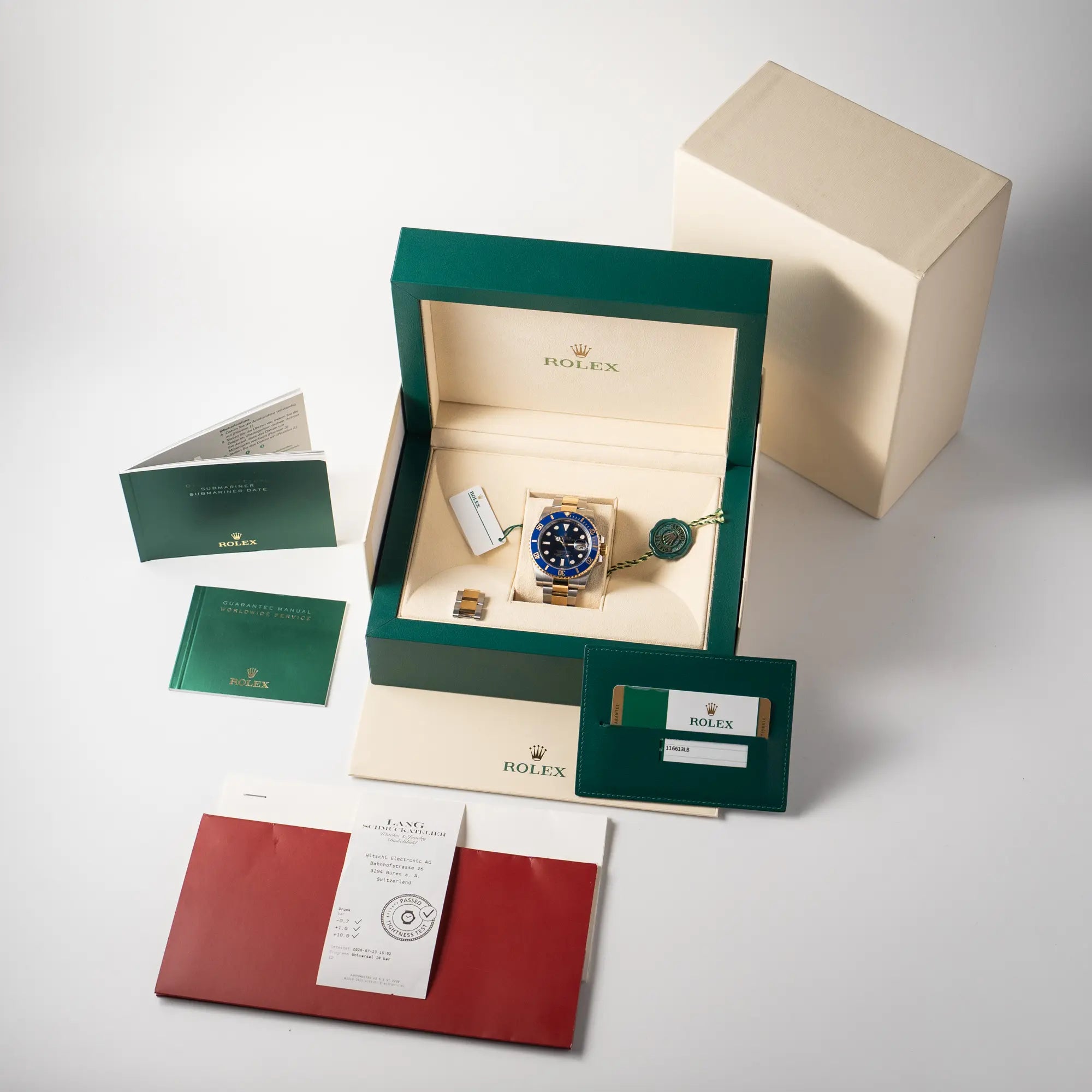 Lieferumfang zu der Rolex Submariner Date der Referenz 116613LB in Stahl-Gold mit blauem Zifferblatt - auch mit Nickname Bluesy bennant - am passenden Oytser-Armband in Stahl-Gold, bestehend aus Box mit Umkarton, original Papieren bzw Garantiekarte, Booklets und originaler R
Erstkaufrechnung