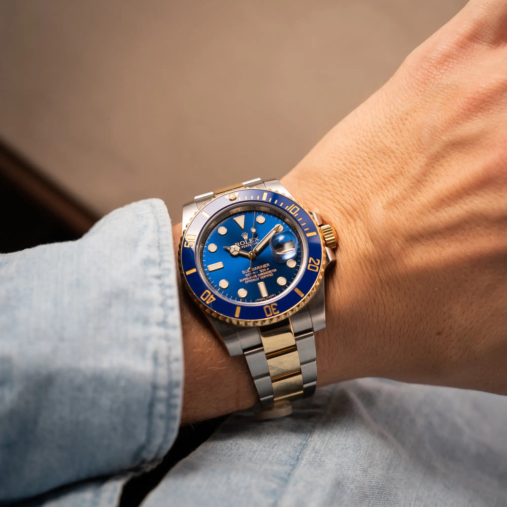 Mann trägt die Rolex Submariner Date der Referenz 116613LB in Stahl-Gold mit blauem Zifferblatt - auch mit Nickname Bluesy bennant - am passenden Oytser-Armband in Stahl-Gold an seinem Handgelenk