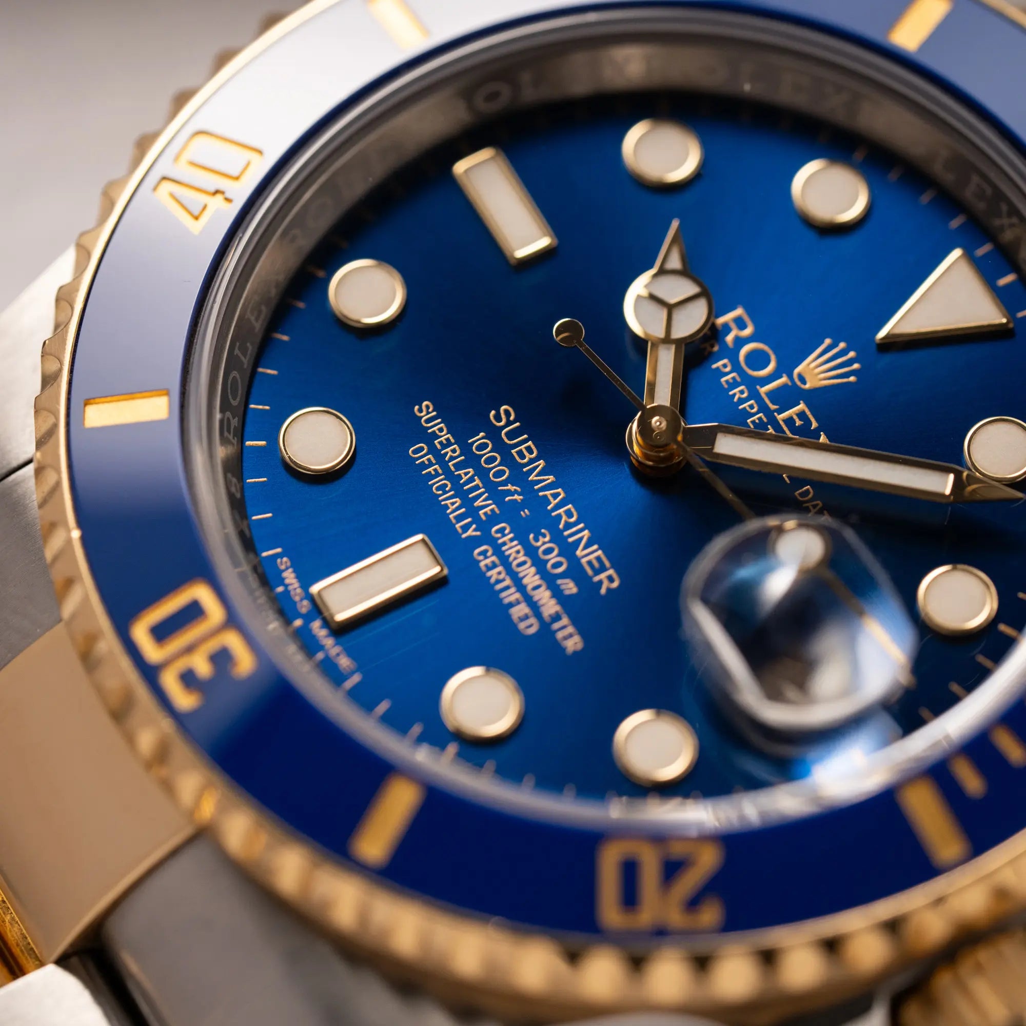 Nahaufnahme der Rolex Submariner Date der Referenz 116613LB in Stahl-Gold mit blauem Zifferblatt - auch mit Nickname Bluesy bennant - am passenden Oytser-Armband in Stahl-Gold