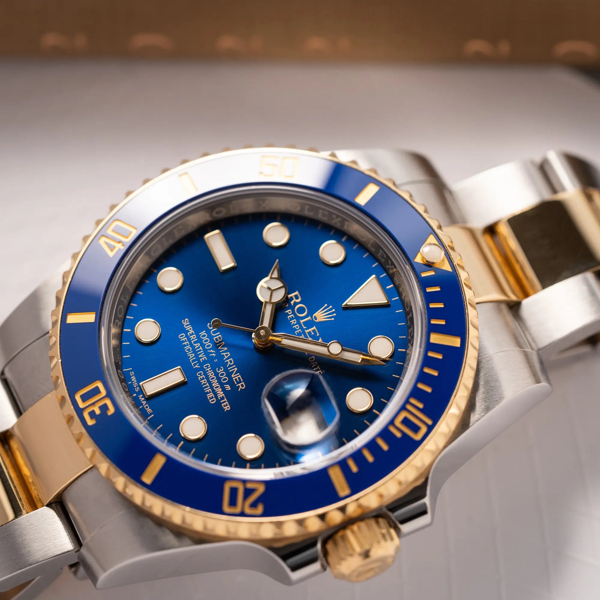 Detailaufnahme der Rolex Submariner Date der Referenz 116613LB in Stahl-Gold mit blauem Zifferblatt - auch mit Nickname Bluesy bennant - am passenden Oytser-Armband in Stahl-Gold
