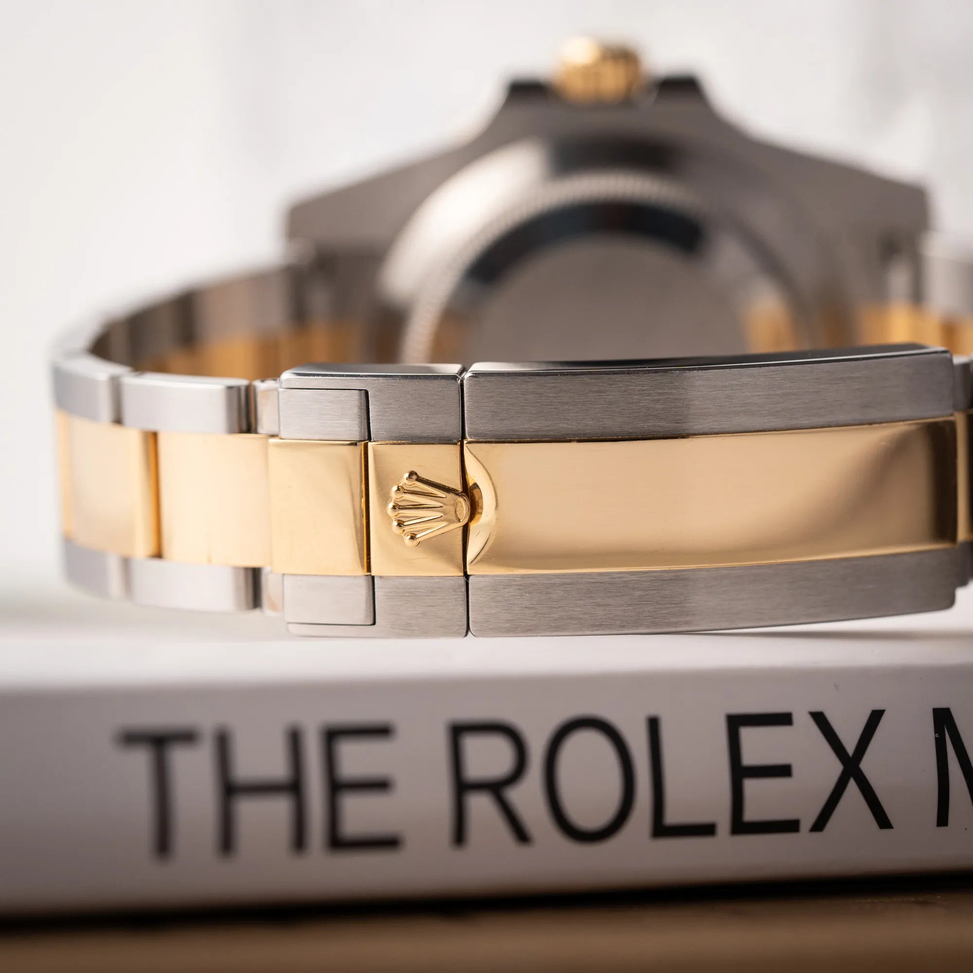 Detailaufnahme der geschlossenen Falt-Schliesse von der Rolex Submariner Date der Referenz 116613LB in Stahl-Gold mit blauem Zifferblatt - auch mit Nickname Bluesy bennant - am passenden Oytser-Armband in Stahl-Gold
