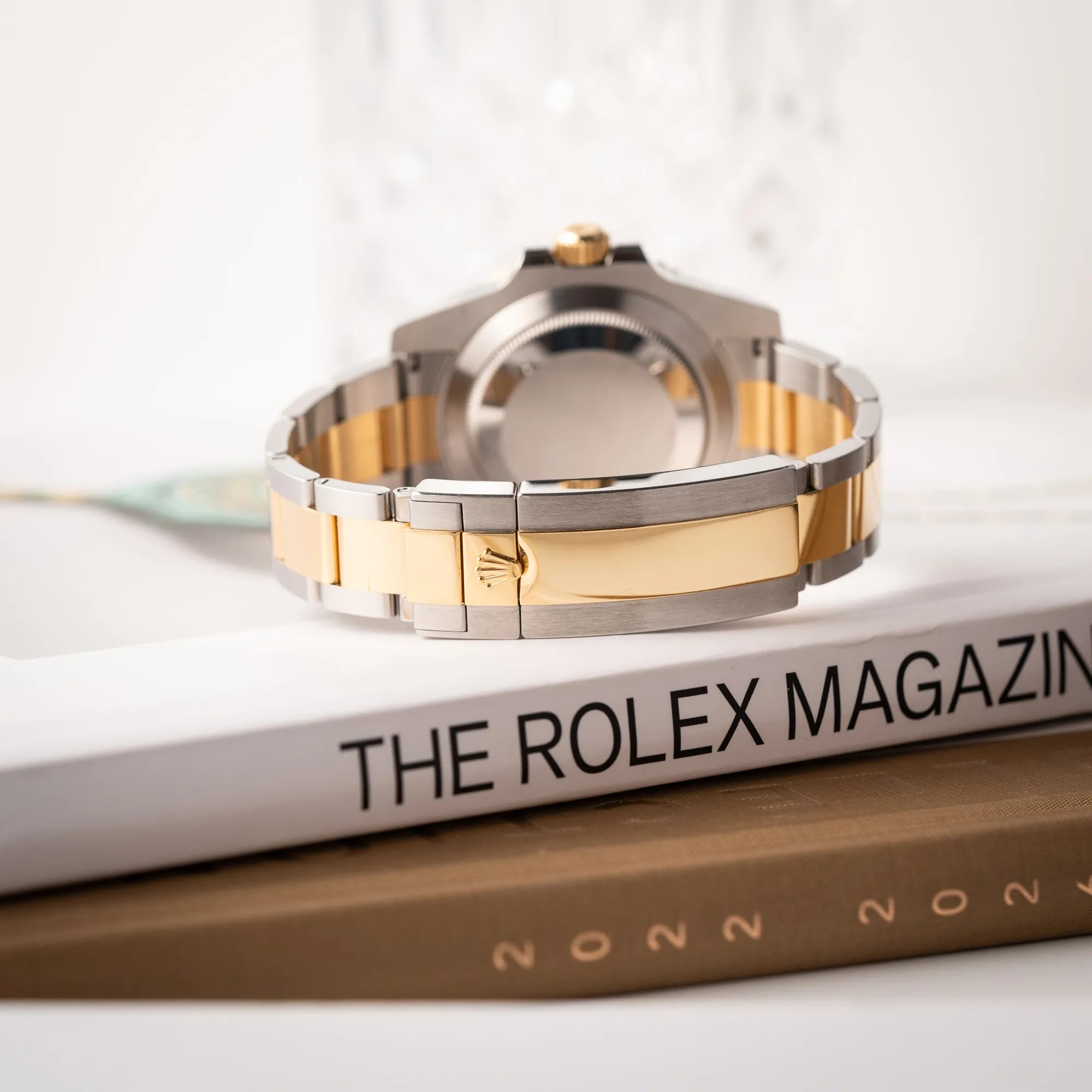 Produktfotografie zeigt die Oyster-Schliesse der Rolex Submariner Date der Referenz 116613LB in Stahl-Gold mit blauem Zifferblatt - auch mit Nickname Bluesy bennant - am passenden Oytser-Armband in Stahl-Gold
