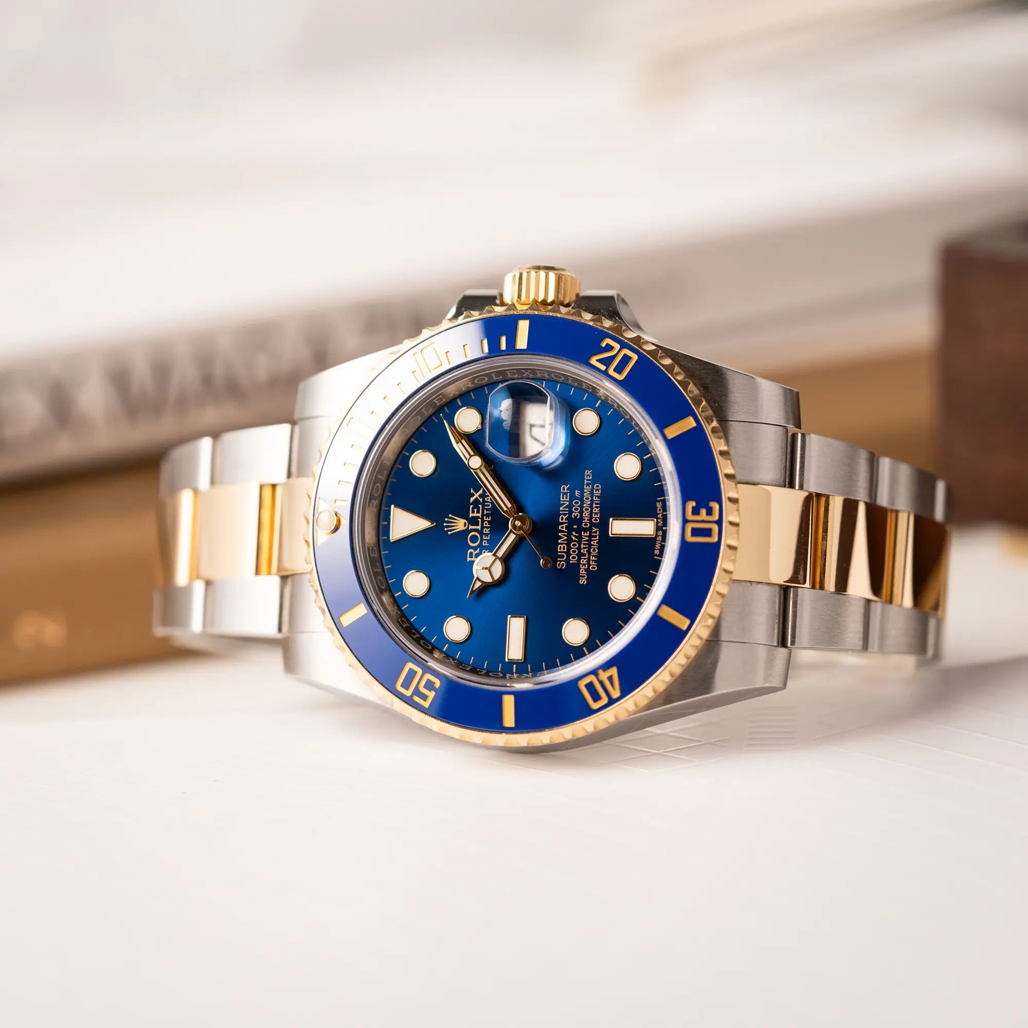 Produktfotografie als Titelbild für die Rolex Submariner Date der Referenz 116613LB in Stahl-Gold mit blauem Zifferblatt - auch mit Nickname Bluesy bennant - am passenden Oytser-Armband in Stahl-Gold