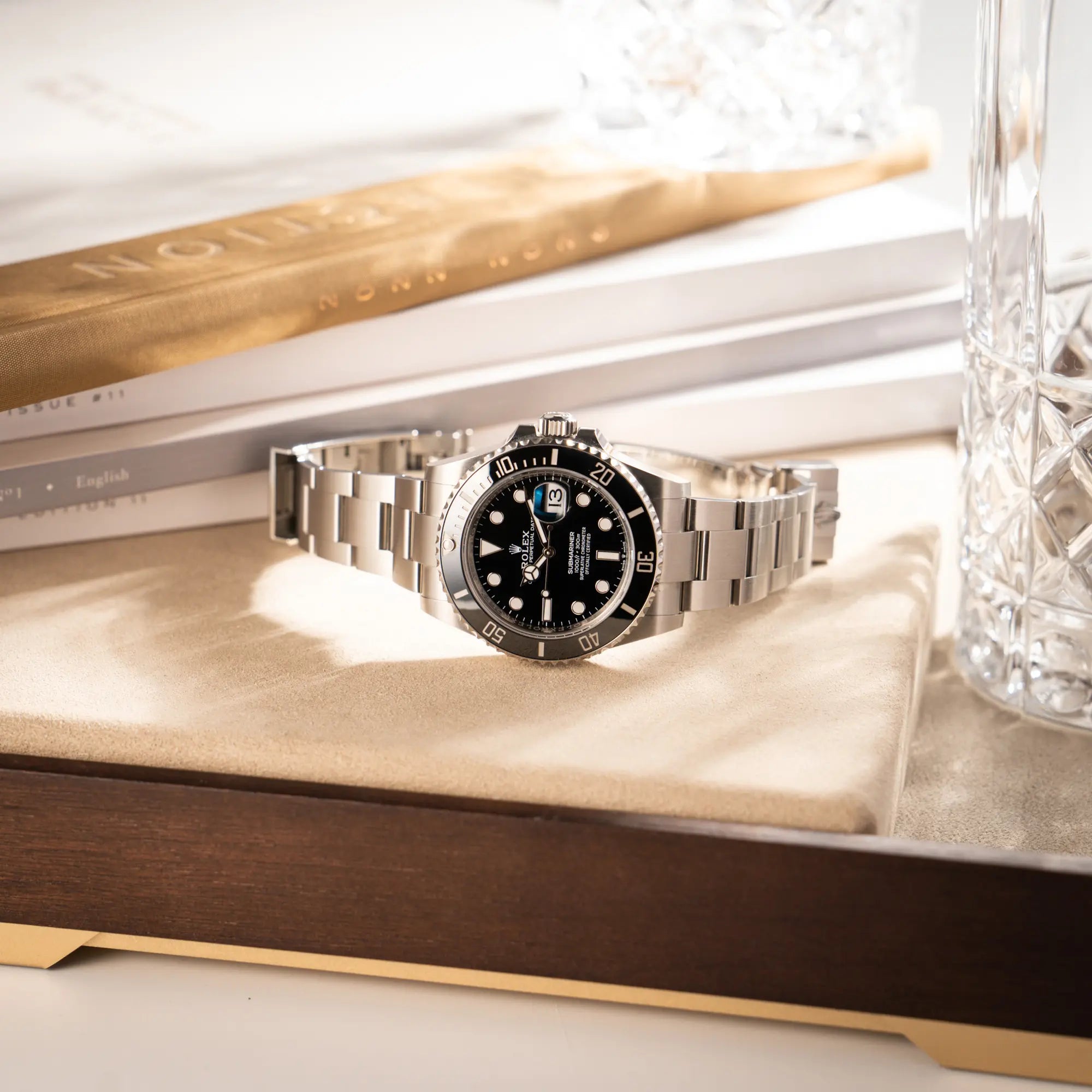 Produktfotografie der Rolex Submariner Date in schwarz mit Keramik-Lünette am Oyster-Stahlband aus 2023 mit dem 41mm-Oyster-Gehäuse