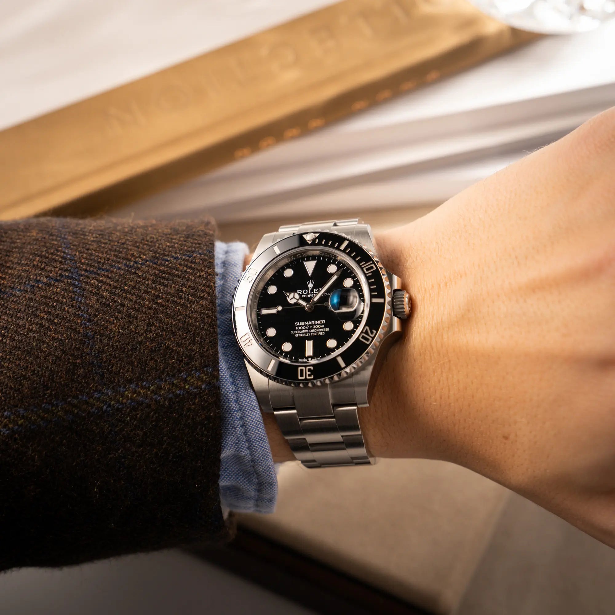 Wristshot mit der Rolex Submariner Date in schwarz mit Keramik-Lünette am Oyster-Stahlband aus 2023 mit dem 41mm-Oyster-Gehäuse