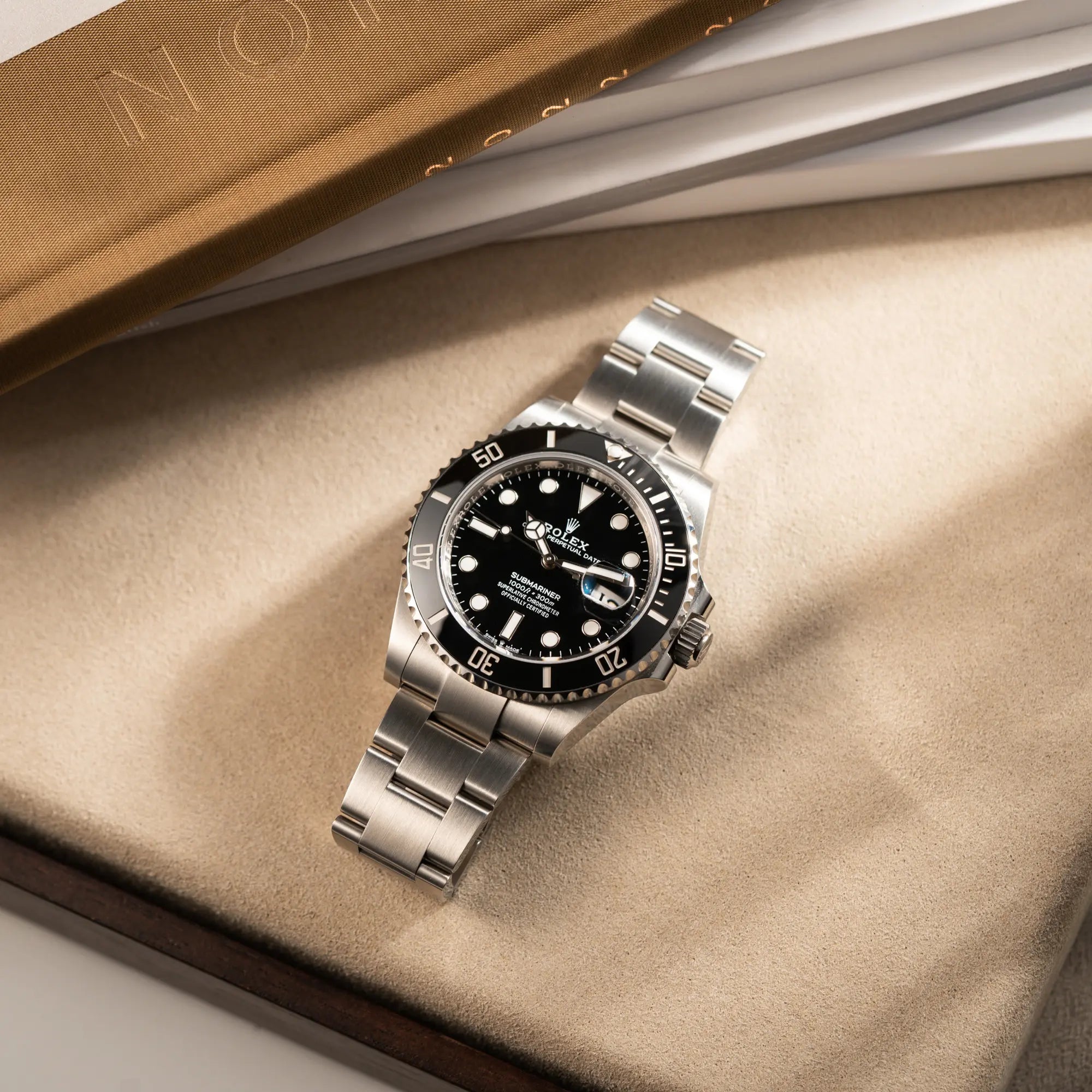Produktfotografie der Rolex Submariner Date in schwarz mit Keramik-Lünette am Oyster-Stahlband aus 2023 mit dem 41mm-Oyster-Gehäuse