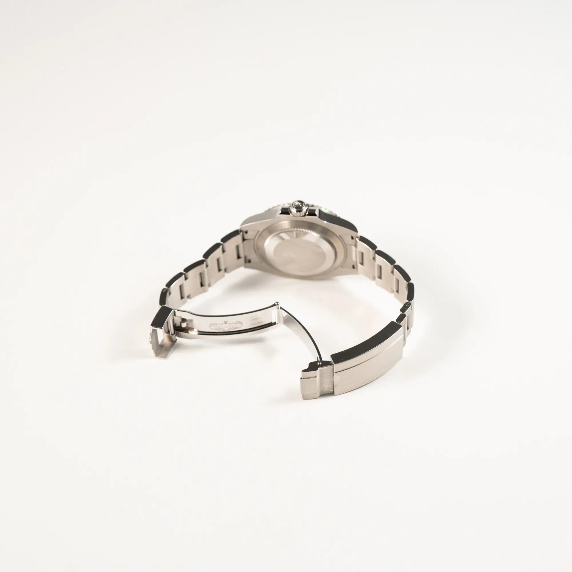 Blick auf die geöffnete Faltschliesse der Rolex Submariner Date in schwarz mit Keramik-Lünette am Oyster-Stahlband aus 2023 mit dem 41mm-Oyster-Gehäuse