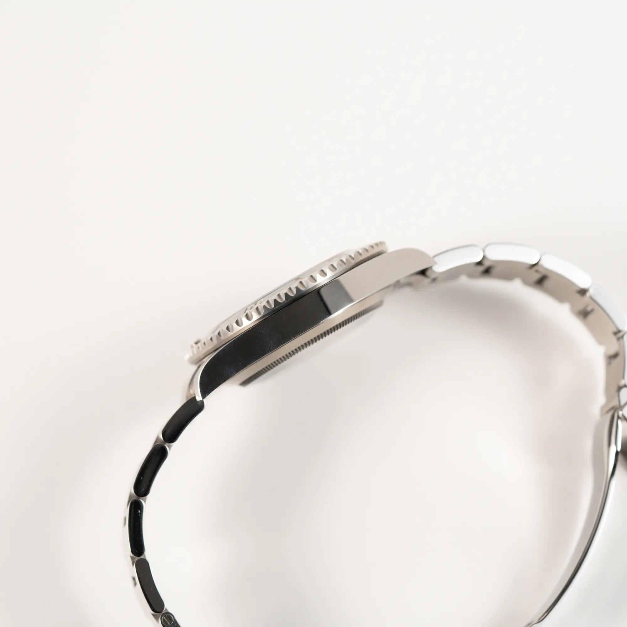 Seitliche Gehäuseflanke der Rolex Submariner Date in schwarz mit Keramik-Lünette am Oyster-Stahlband aus 2023 mit dem 41mm-Oyster-Gehäuse