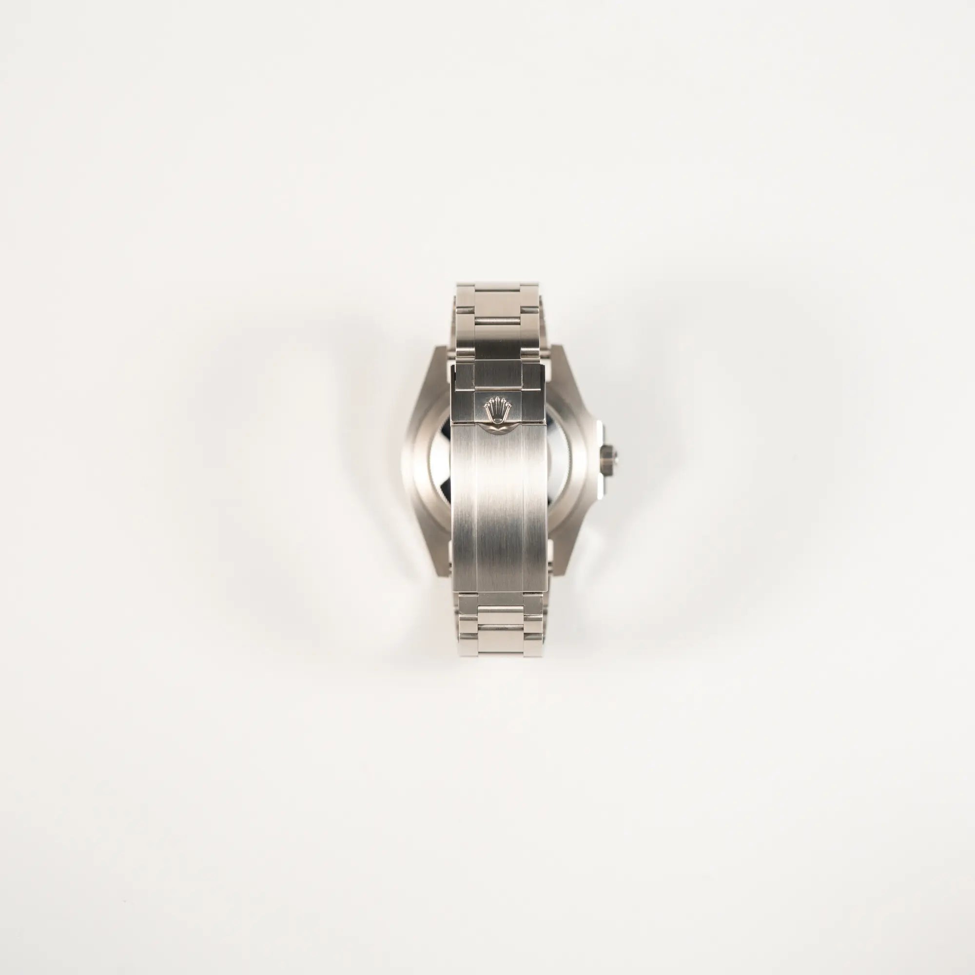 Blick auf die Oyster-Faltschliesse der Rolex Submariner Date in schwarz mit Keramik-Lünette am Oyster-Stahlband aus 2023 mit dem 41mm-Oyster-Gehäuse