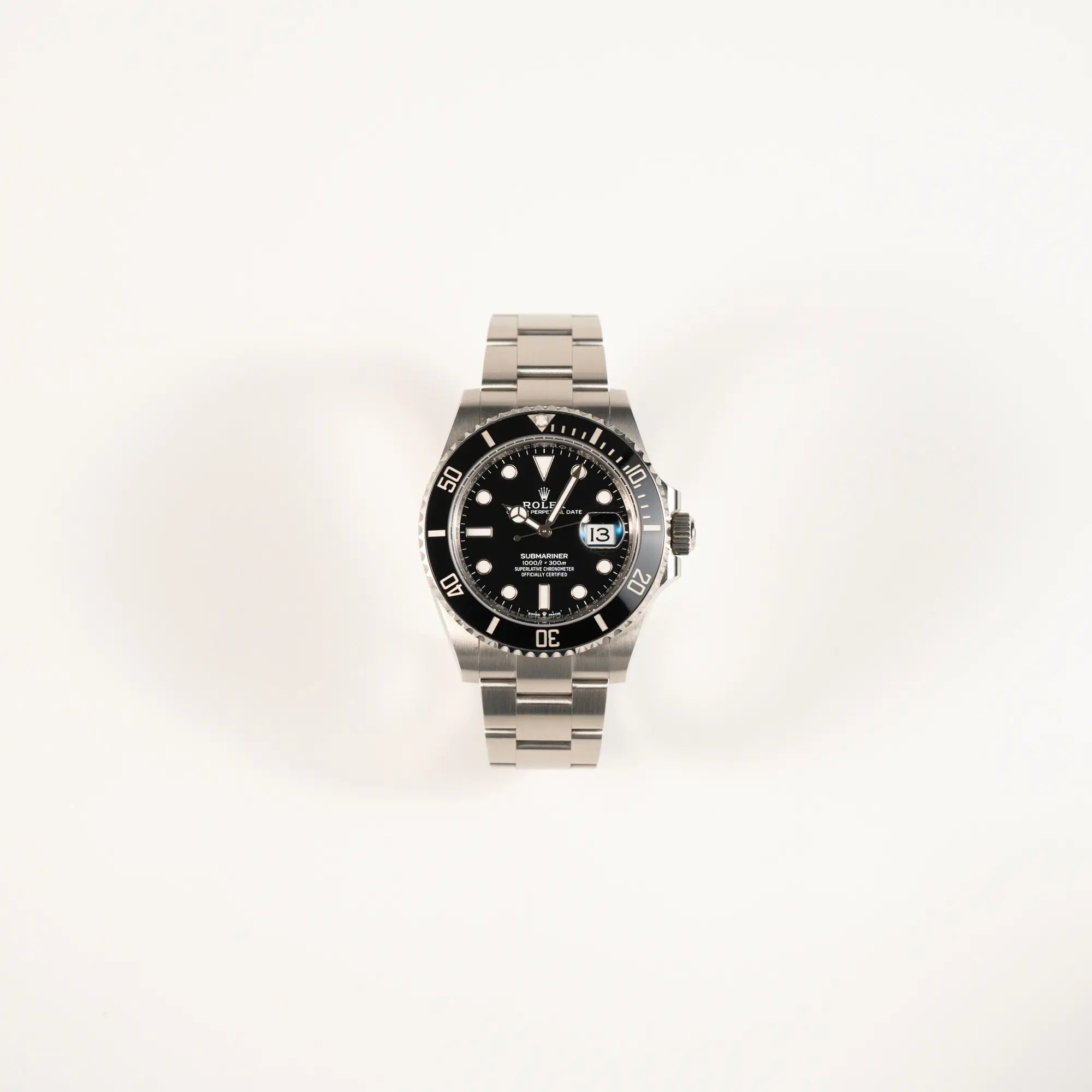 Frontale Ansicht der Rolex Submariner Date in schwarz mit Keramik-Lünette am Oyster-Stahlband aus 2023 mit dem 41mm-Oyster-Gehäuse