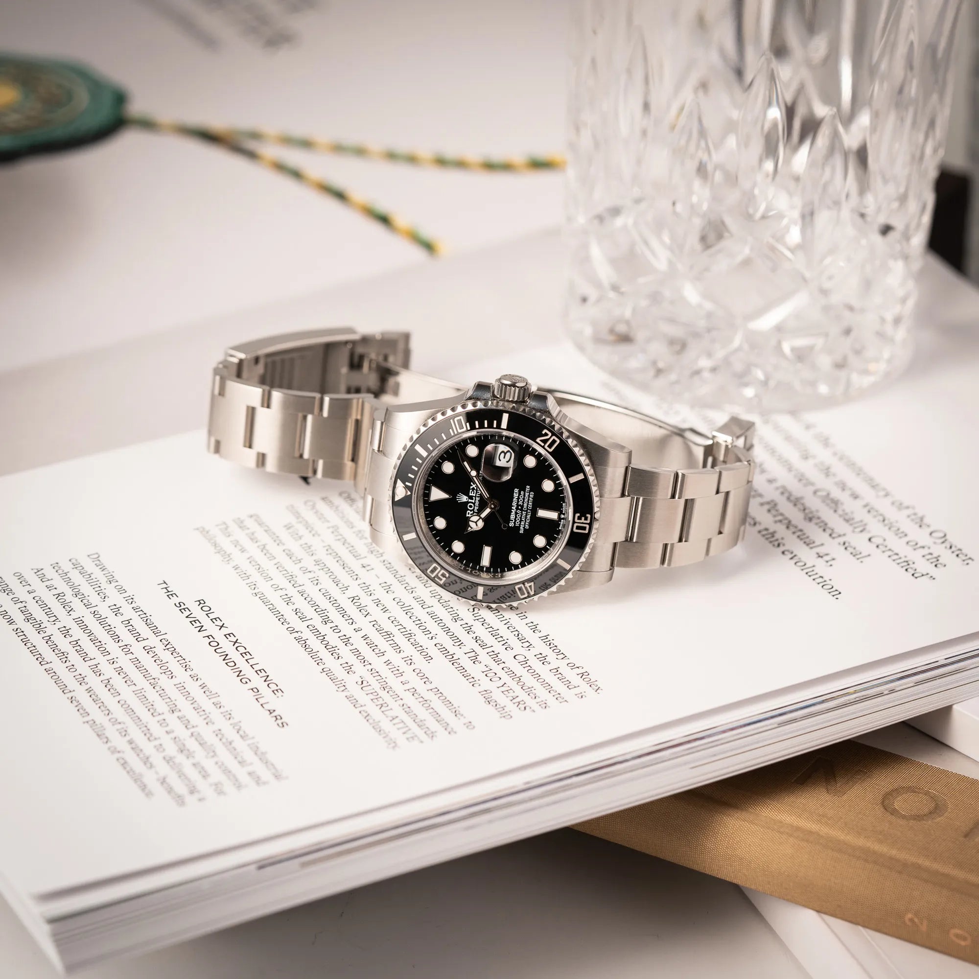 Produktfotografie der Rolex Submariner Date 126610LN am Oyster-Stahlband im Neuzustand aus 2024