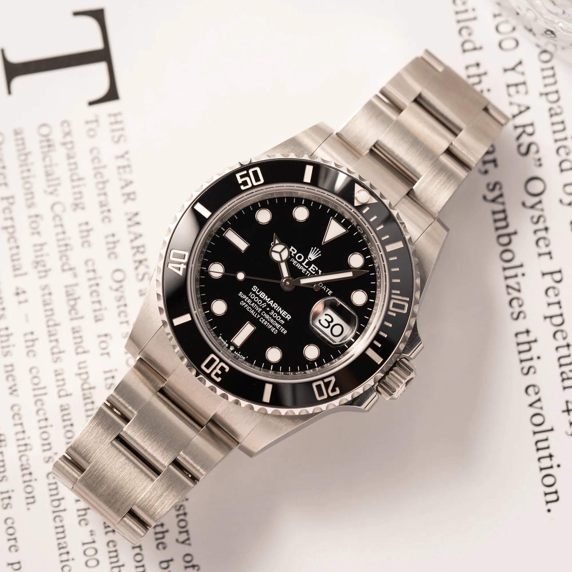 Produktfoitografie der Rolex Submariner Date 126610LN am Oyster-Stahlband im Neuzustand aus 2024