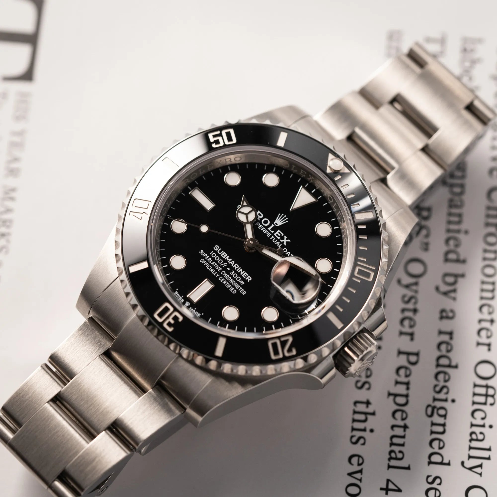 Produktfotografie der flach liegenden Rolex Submariner Date 126610LN am Oyster-Stahlband im Neuzustand aus 2024