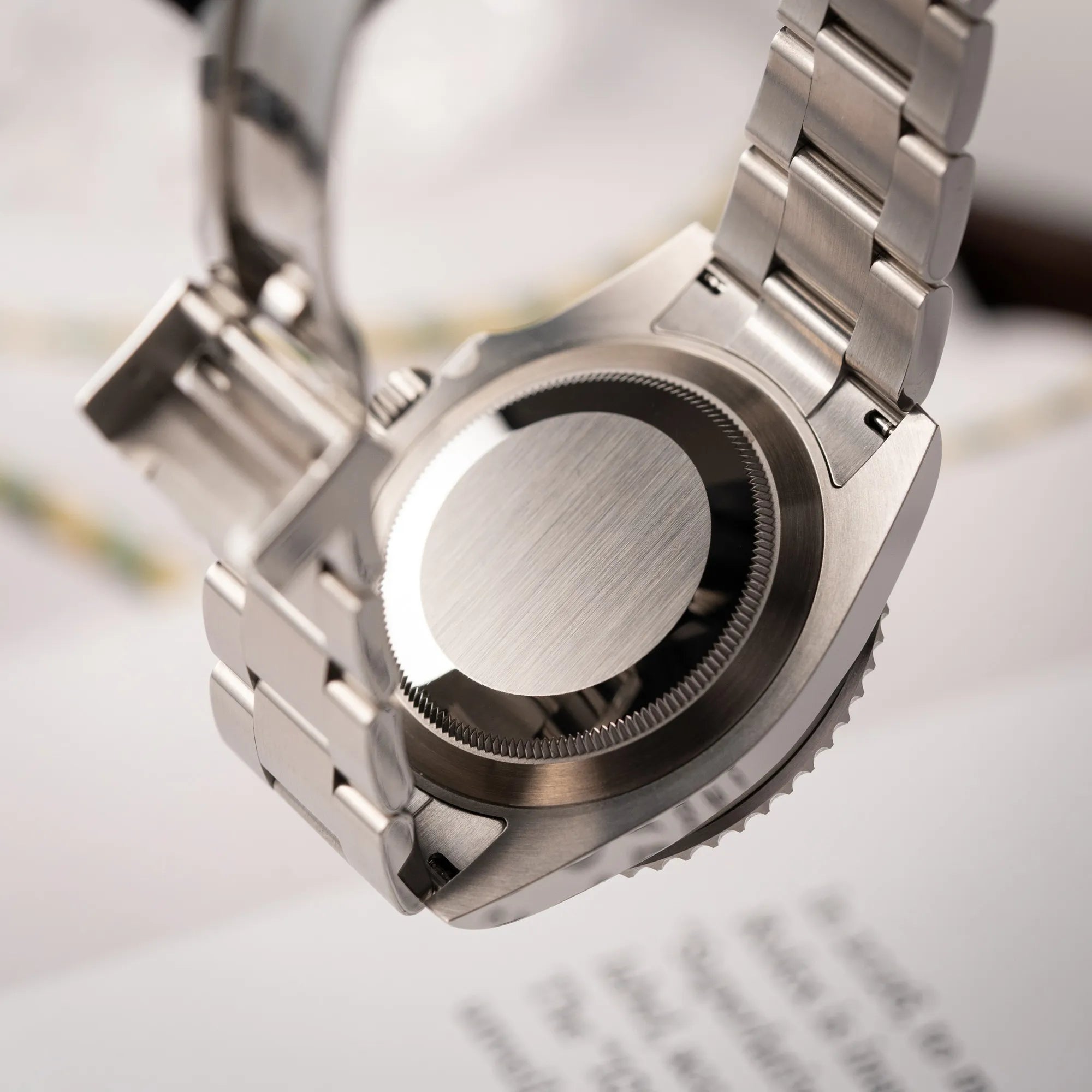 Gehäuseboden der Rolex Submariner Date 126610LN am Oyster-Stahlband im Neuzustand aus 2024