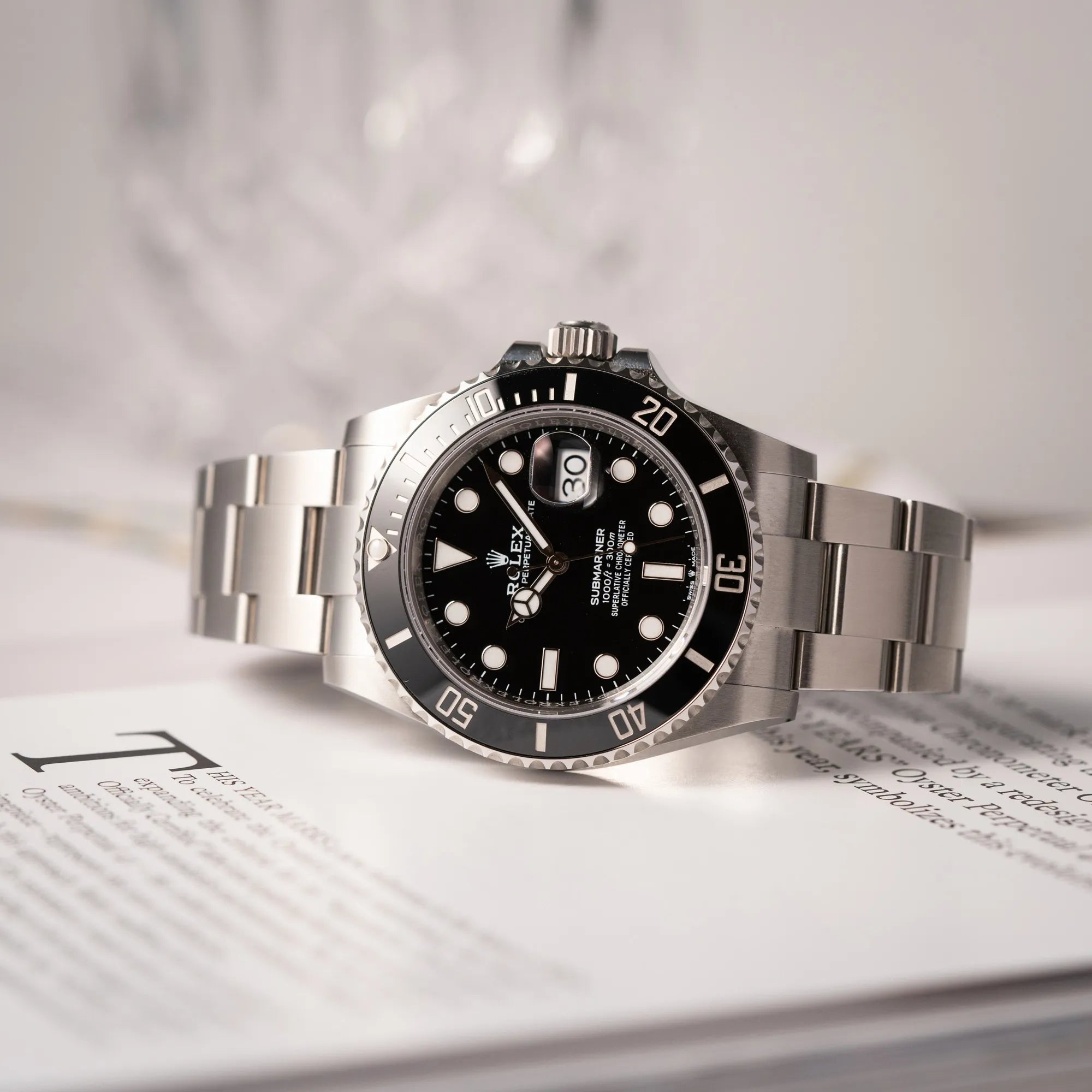 Nahe Produktfotografie der Rolex Submariner Date 126610LN am Oyster-Stahlband im Neuzustand aus 2024