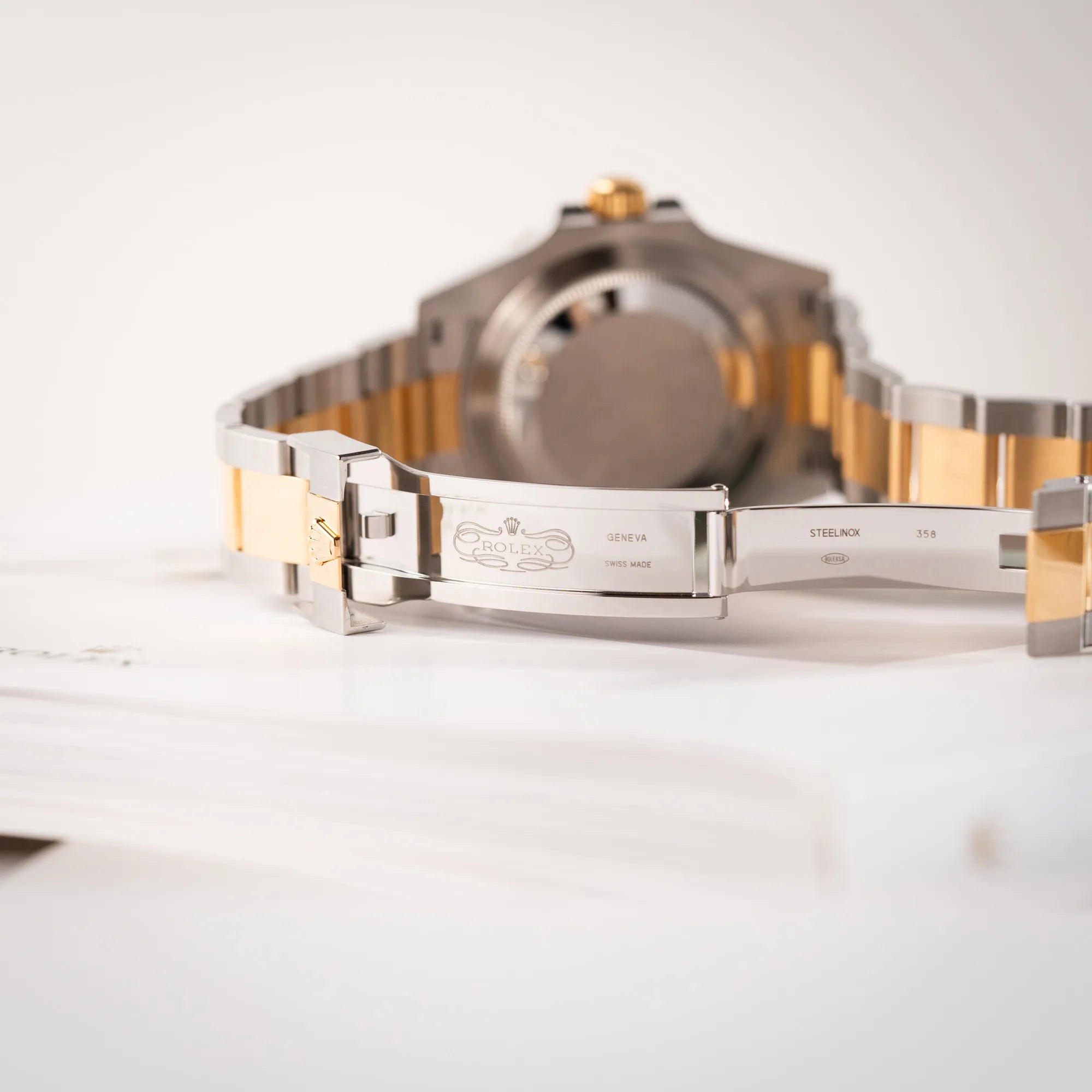 Klassisches Rolex Logo im Inneren der geöffneten Oyster-Faltschliesse der Rolex Submariner Date 126613LB Bluesy mit der typischen Kombination aus blauem Zifferblatt und Lünette mit dem Gehäuse und Armband aus Stahl-Gold
