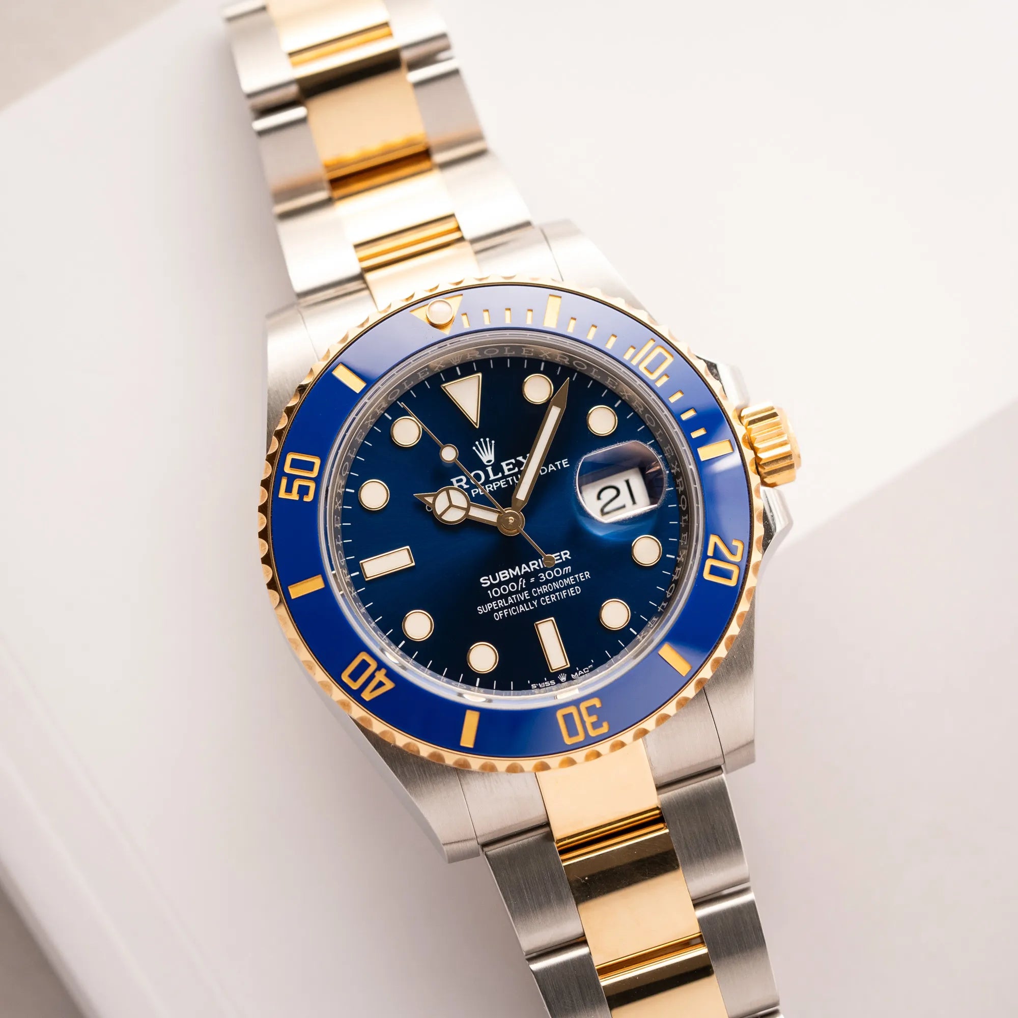 Rolex Submariner Date 126613LB Bluesy mit der typischen Kombination aus blauem Zifferblatt und Lünette mit dem Gehäuse und Armband aus Stahl-Gold aus der Vogelperspektive