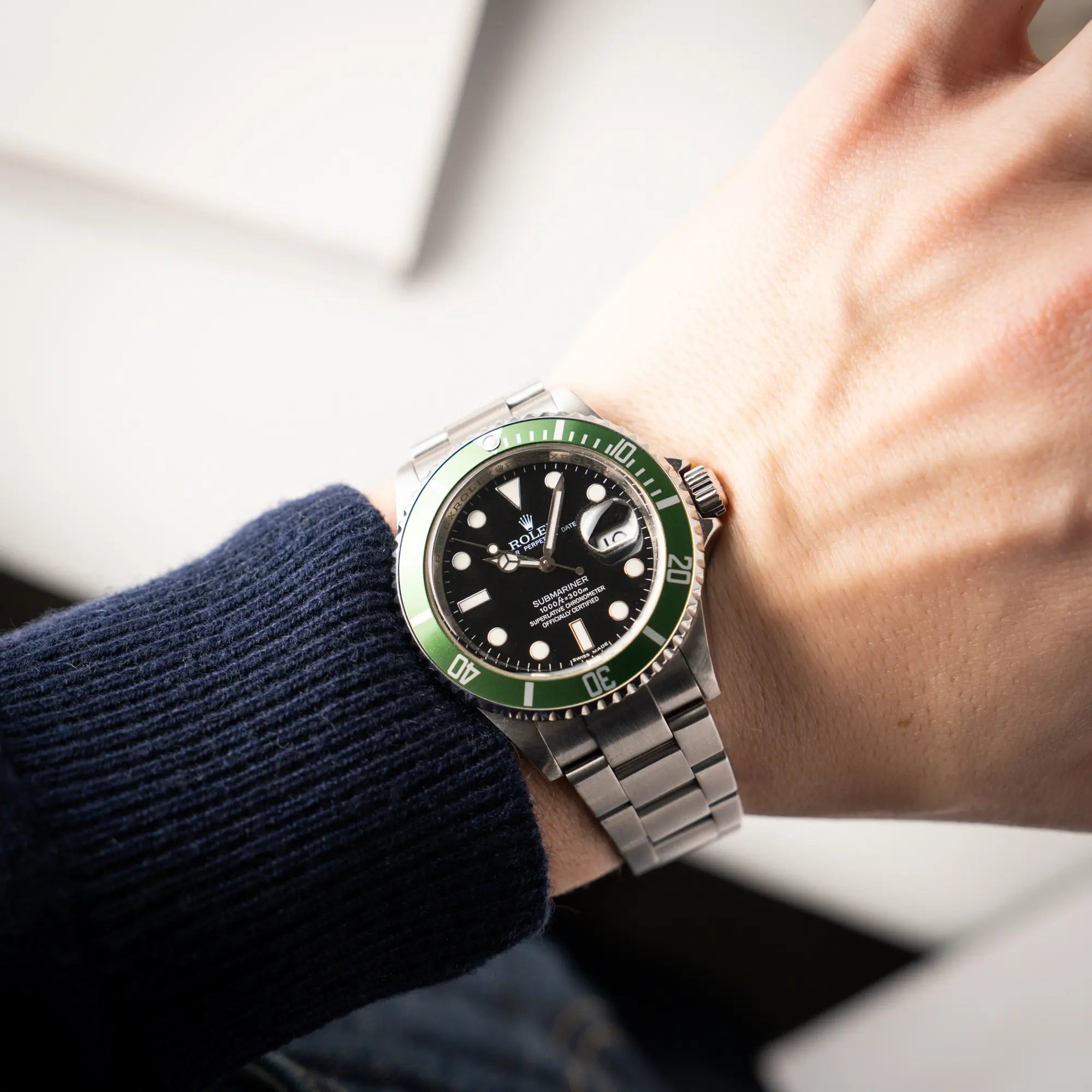 Rolex Submariner Date 16610LV mit der grünen Aluminium-Lünetten-Einlage an einem Männerhandgelenk