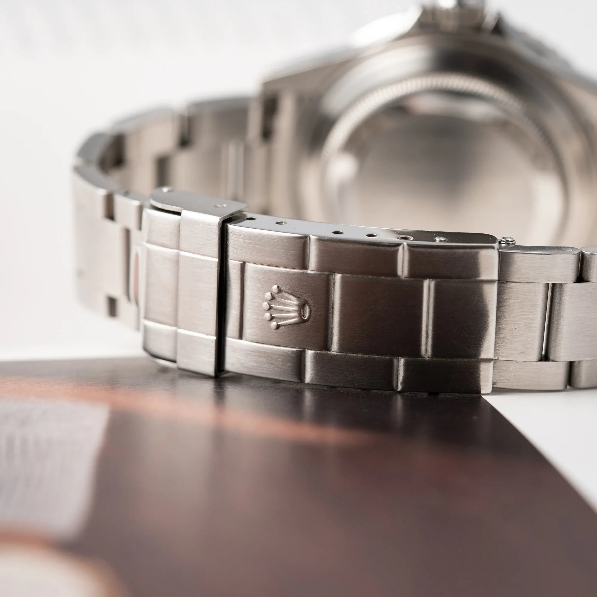 Detailaufnahme der geschlossenen Oyster-Faltschliesse mit Tauchersicherung von der Rolex Submariner Date 16610LV mit der grünen Aluminium-Lünetten-Einlage