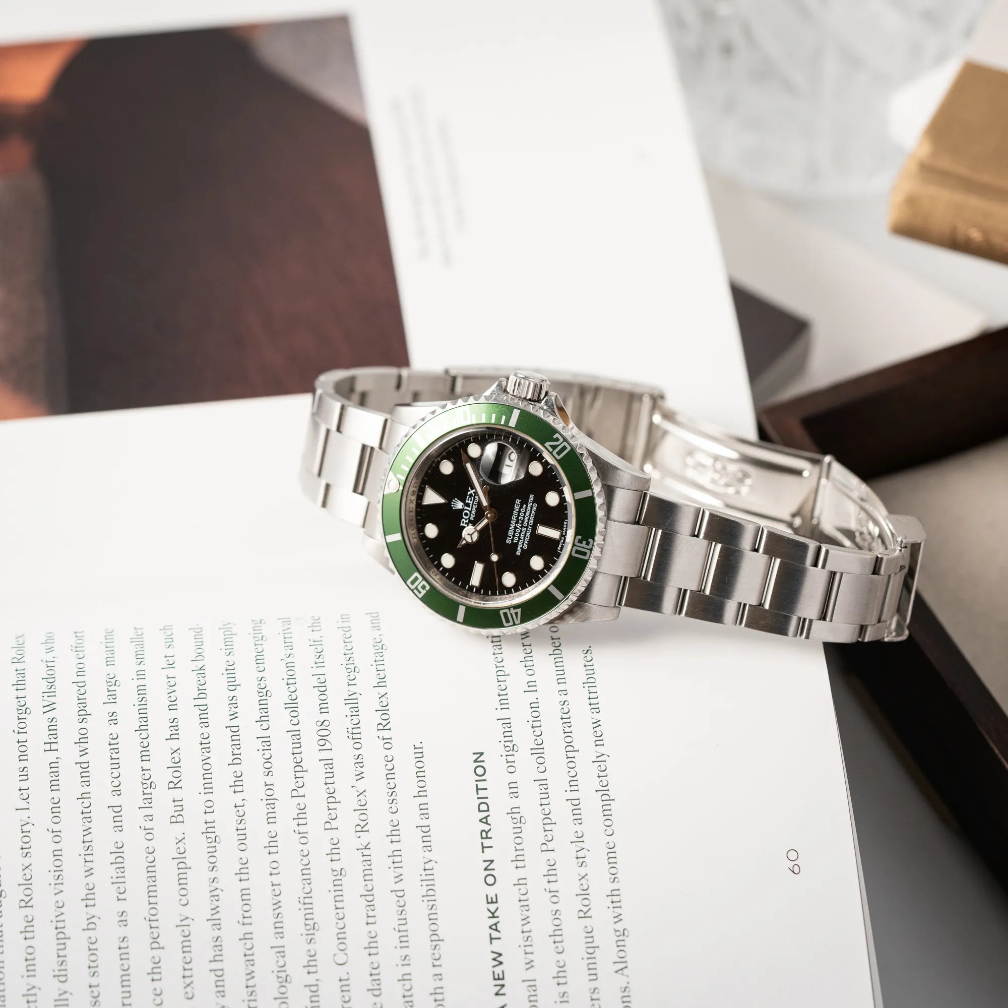 Produktfotografie der Rolex Submariner Date 16610LV mit der grünen Aluminium-Lünetten-Einlage