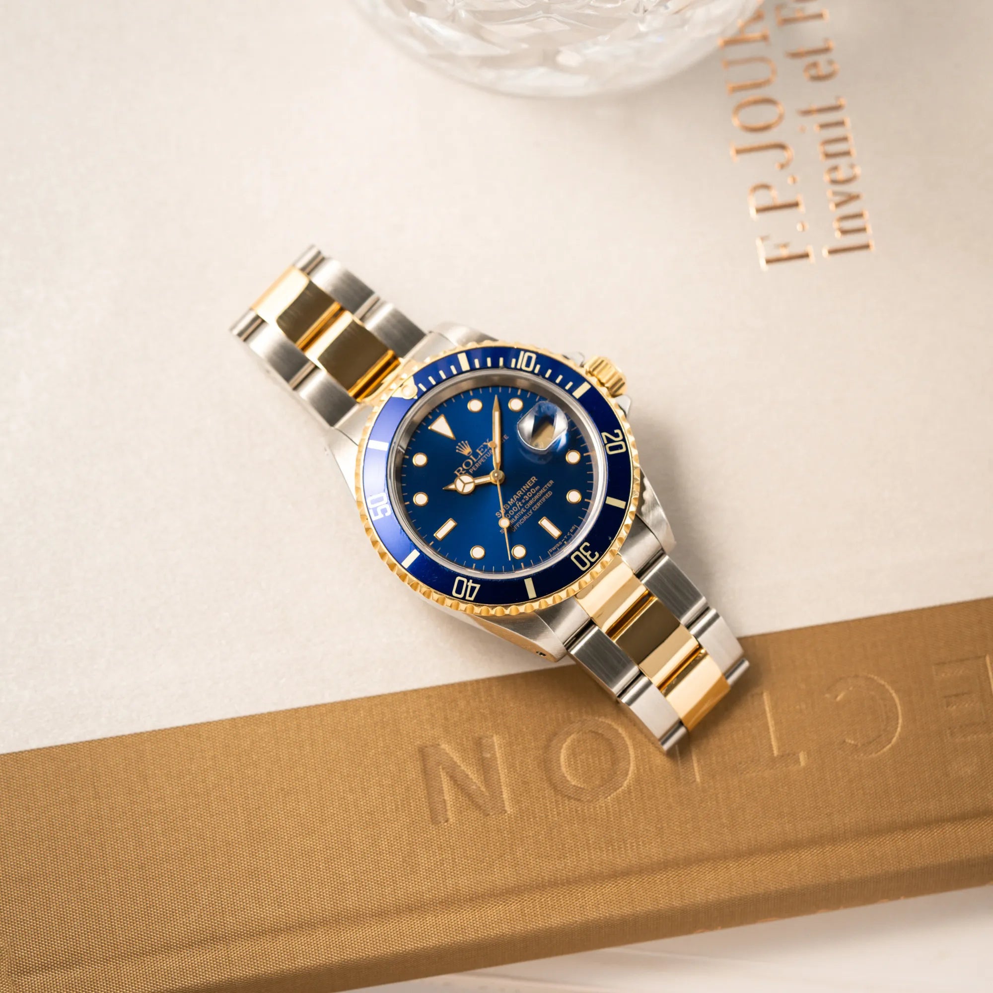 Produktfotografie der bicolor Rolex Submariner Date der Referenz 16613 mit dem Spitznamen "Bluesy" in Stahl-Gold mit blauem Zifferblatt