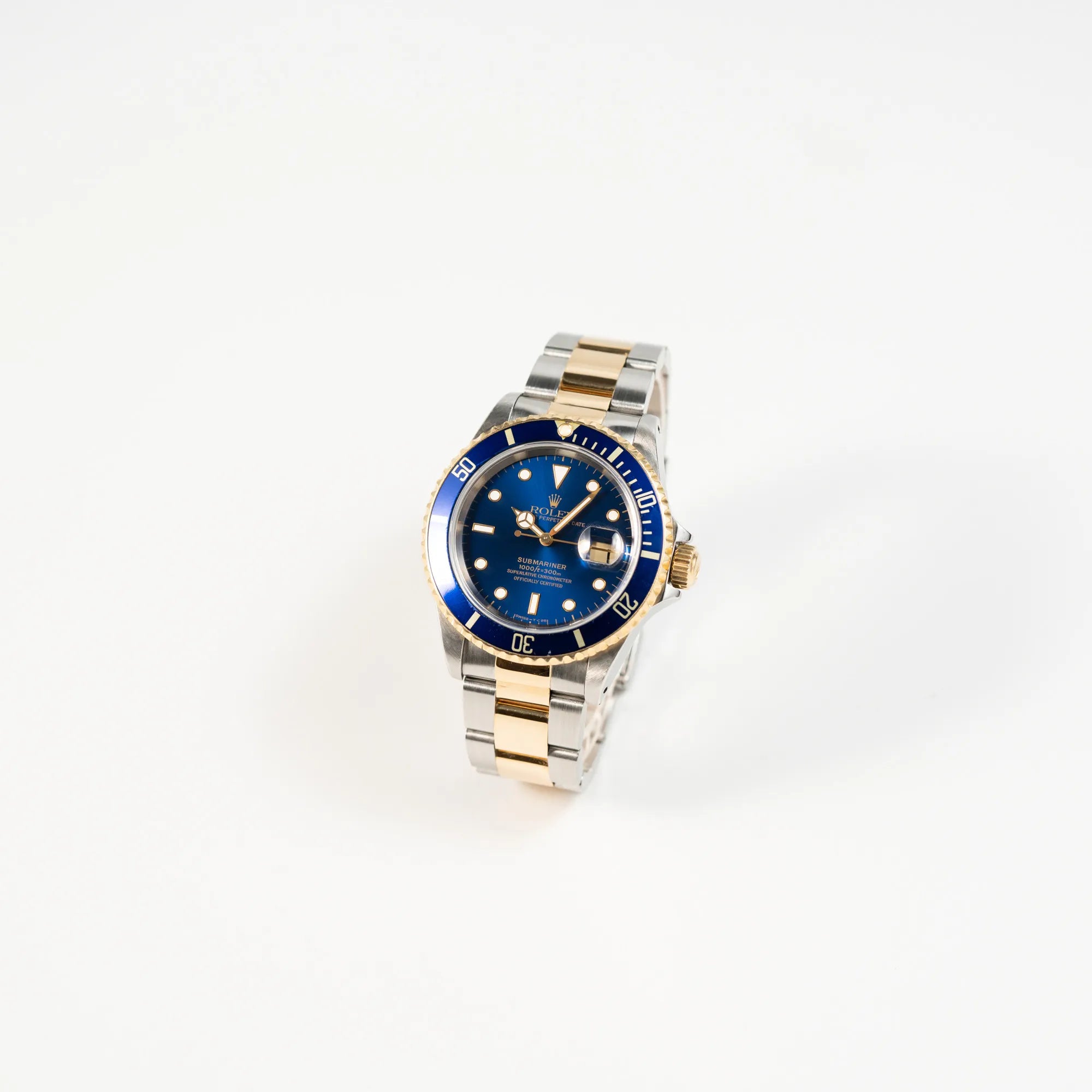 Leicht schräge Ansicht der bicolor Rolex Submariner Date der Referenz 16613 mit dem Spitznamen "Bluesy" in Stahl-Gold mit blauem Zifferblatt